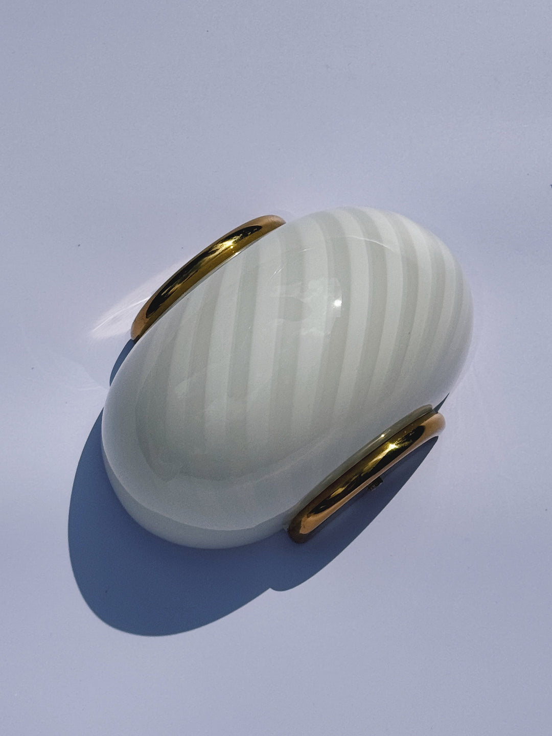 Vintage Murano væglampe | Hvid swirlglas & messingbeslag, L21 cm Studio Hafnia
