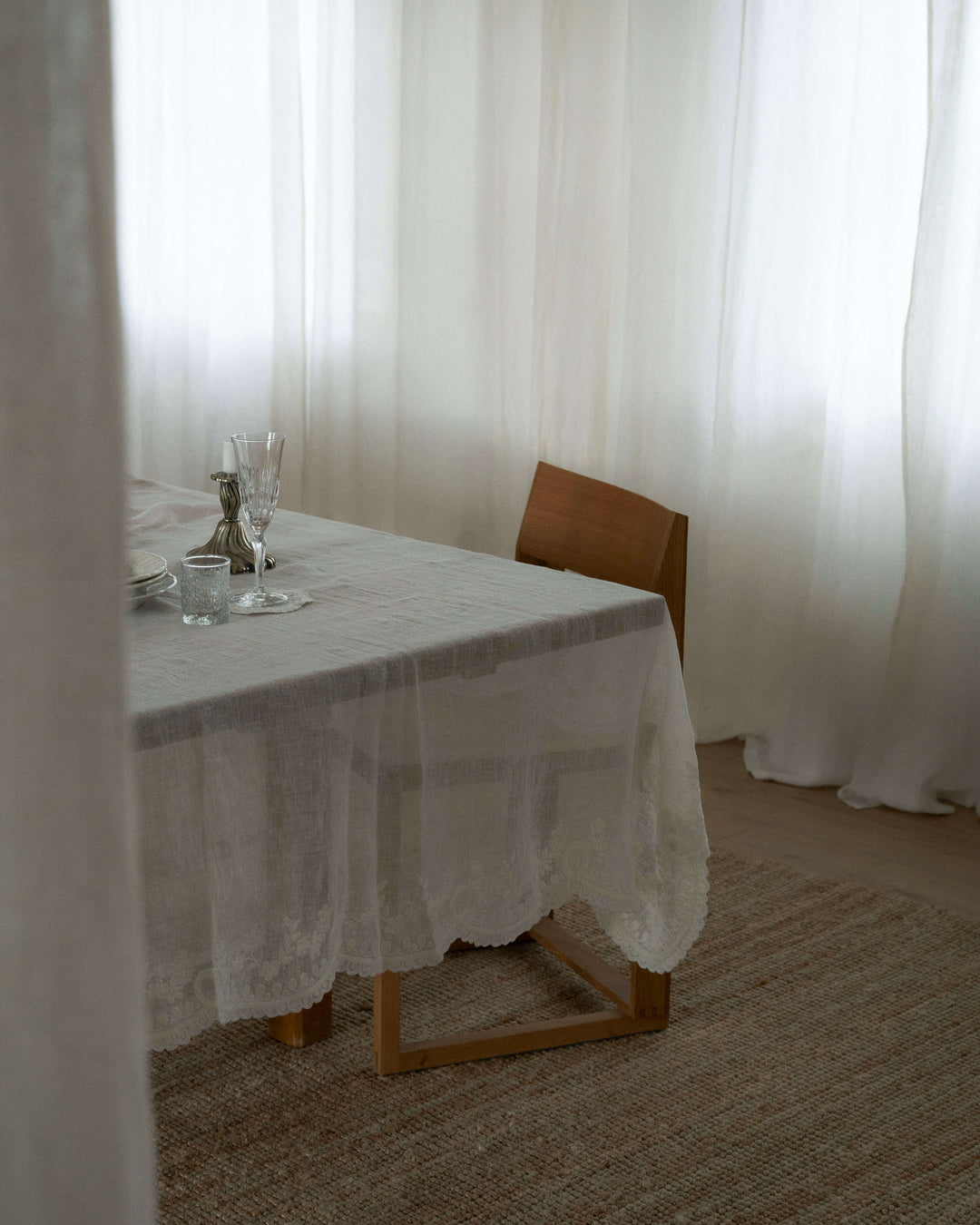 Anne-Mi Heims Embroidery Tablecloth – Broderet Dug i Hør Anne-Mi