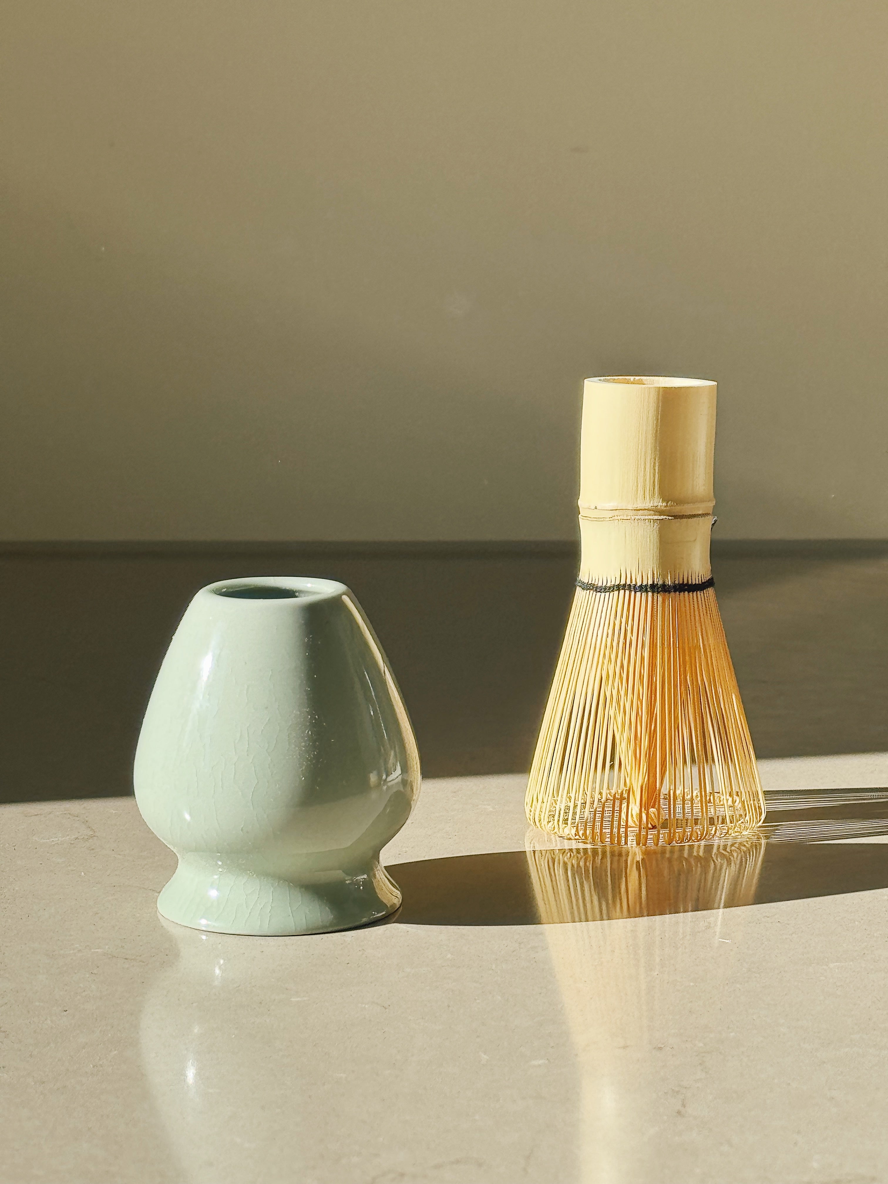 Matcha Holder med lyseblå eller lysegrøn glasur Studio Hafnia