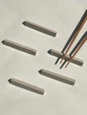 Spisepindholder i keramik | Hvid trekant | Japan STUDIO HAFNIA