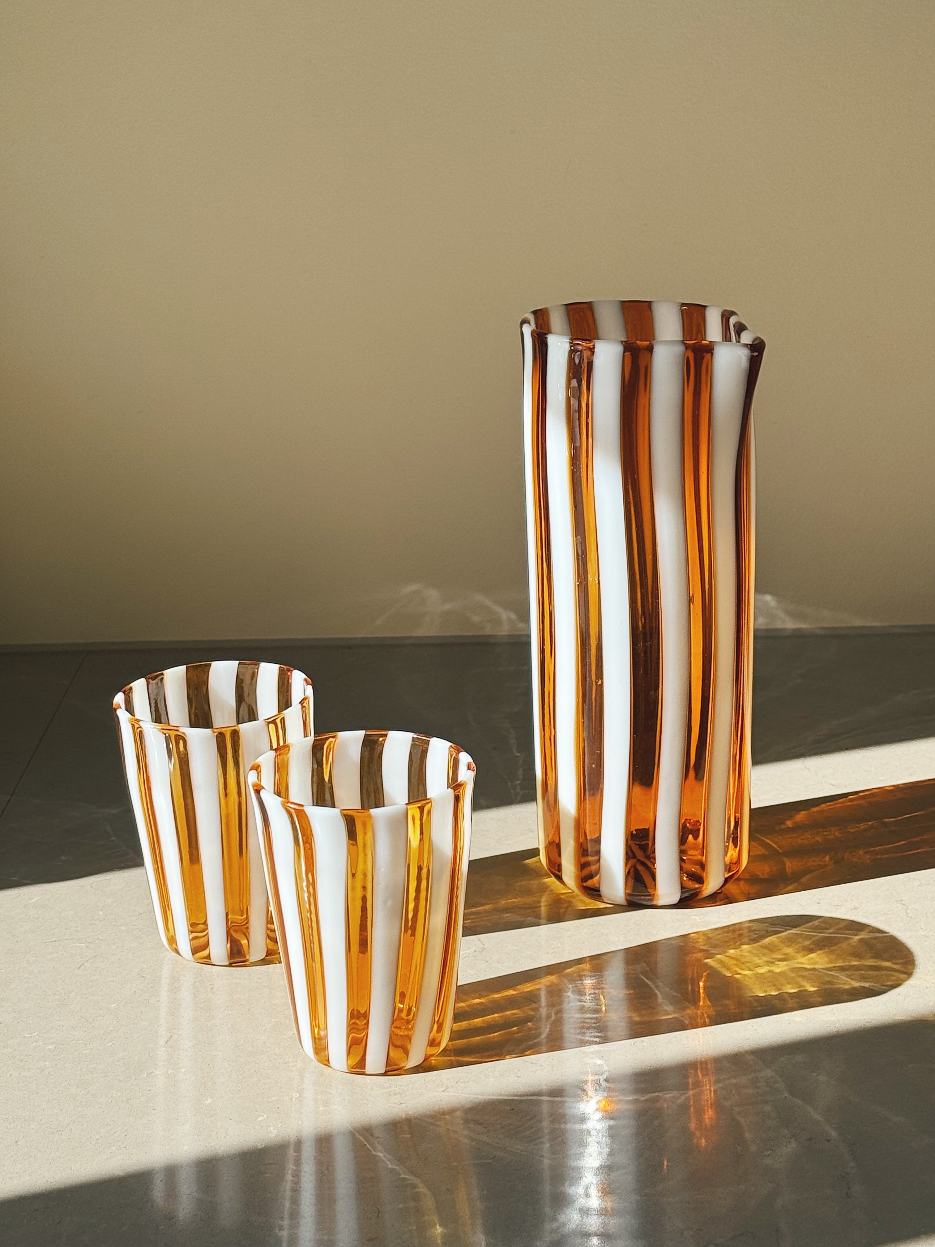 Håndblæst Murano Karaffel i Gio Ponti-stil – Lys Saltkaramel m. Hvide Striber Studio Hafnia