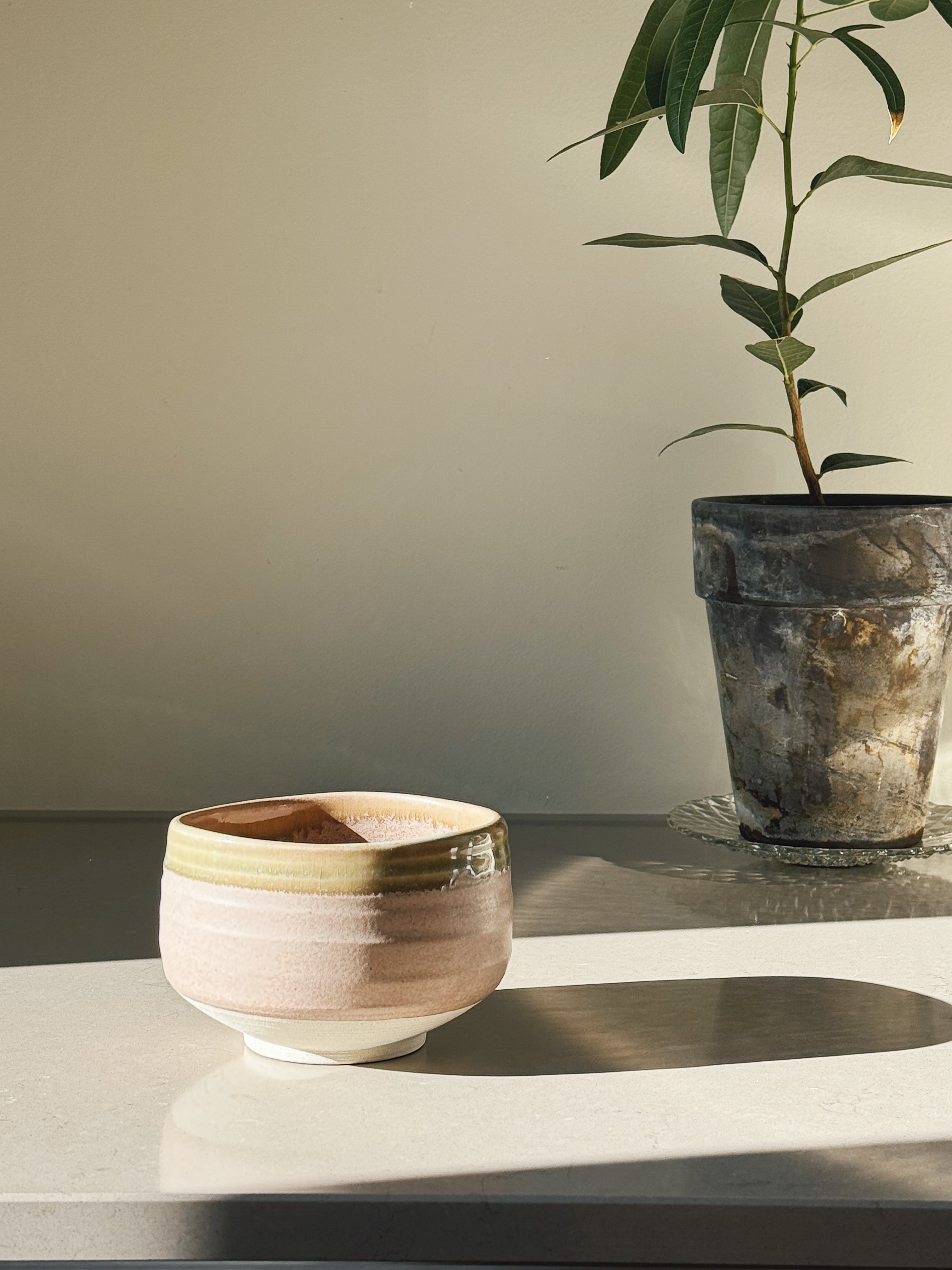 Matcha skål i rosa og olivengrøn keramik – håndlavet i Japan Studio Hafnia