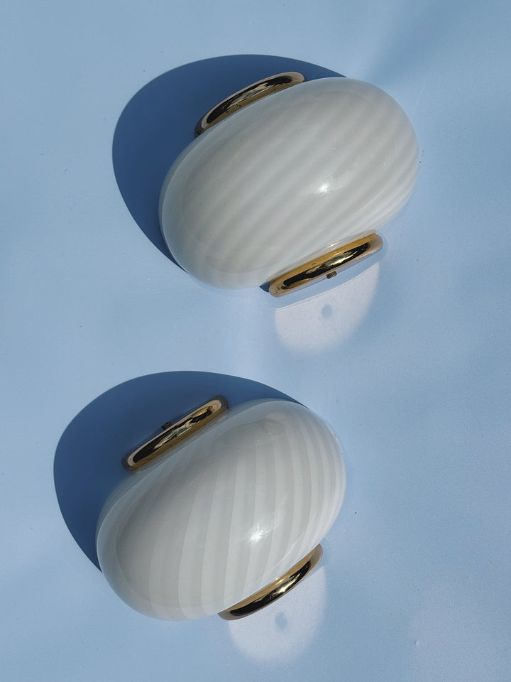 Vintage Murano væglampe | Hvid swirlglas & messing, L21 cm Studio Hafnia