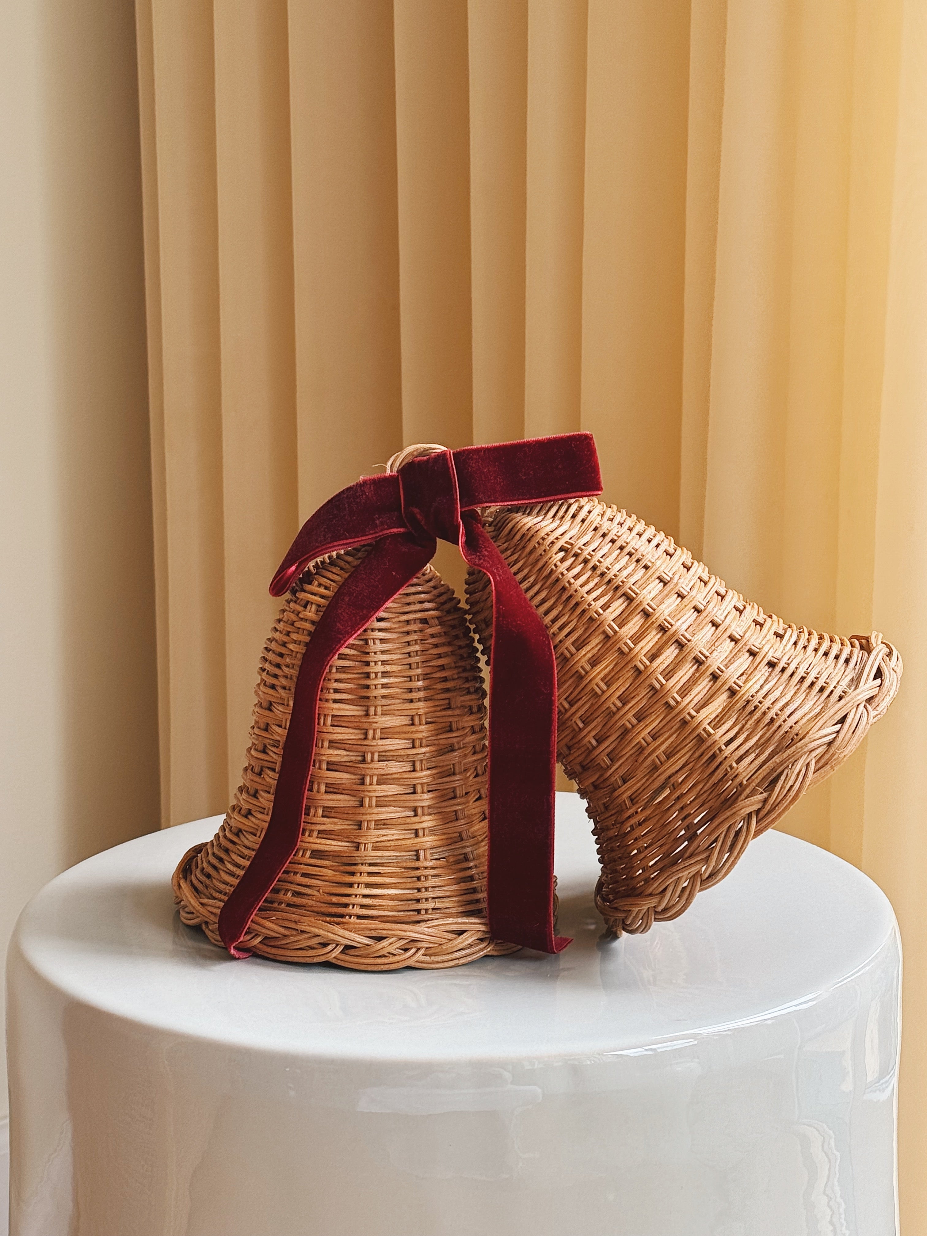 Sæt med 2 Hængende Rattan Juleklokker med Mørkerød Sløjfe | D15 x H15 cm Studio Hafnia