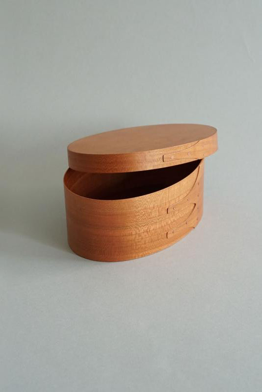 Shaker Oval Box S in cherry wood – oval box with lid and visible wood grain