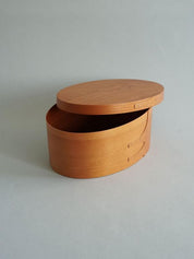 Shaker Oval Box M in cherry wood – oval box with lid and visible wood grain