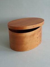 Shaker Oval Box L in cherry wood – oval box with lid and visible wood grain