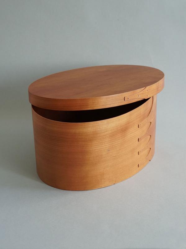 Shaker Oval Box L in cherry wood – oval box with lid and visible wood grain