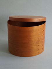 Shaker Round Box L in cherry wood – round box with lid and visible wood grain