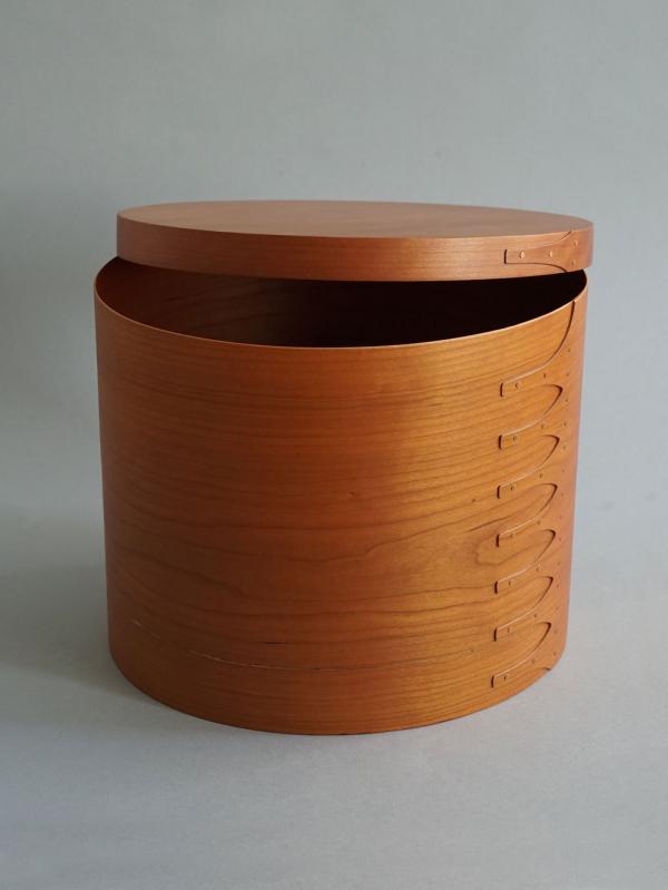 Shaker Round Box L in cherry wood – round box with lid and visible wood grain