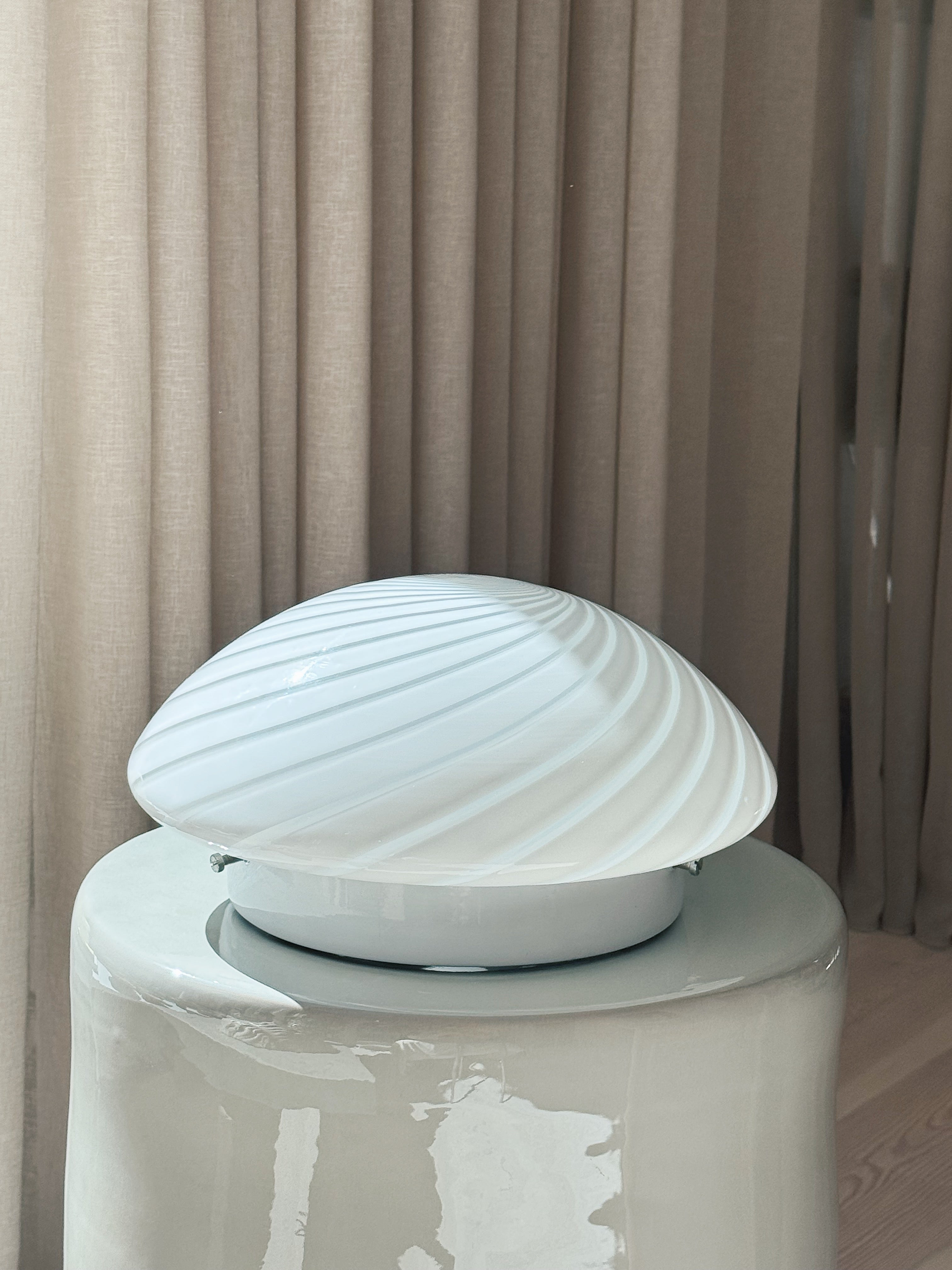 White Murano swirl plafond lamp Ø29 cm on white ceramic stool