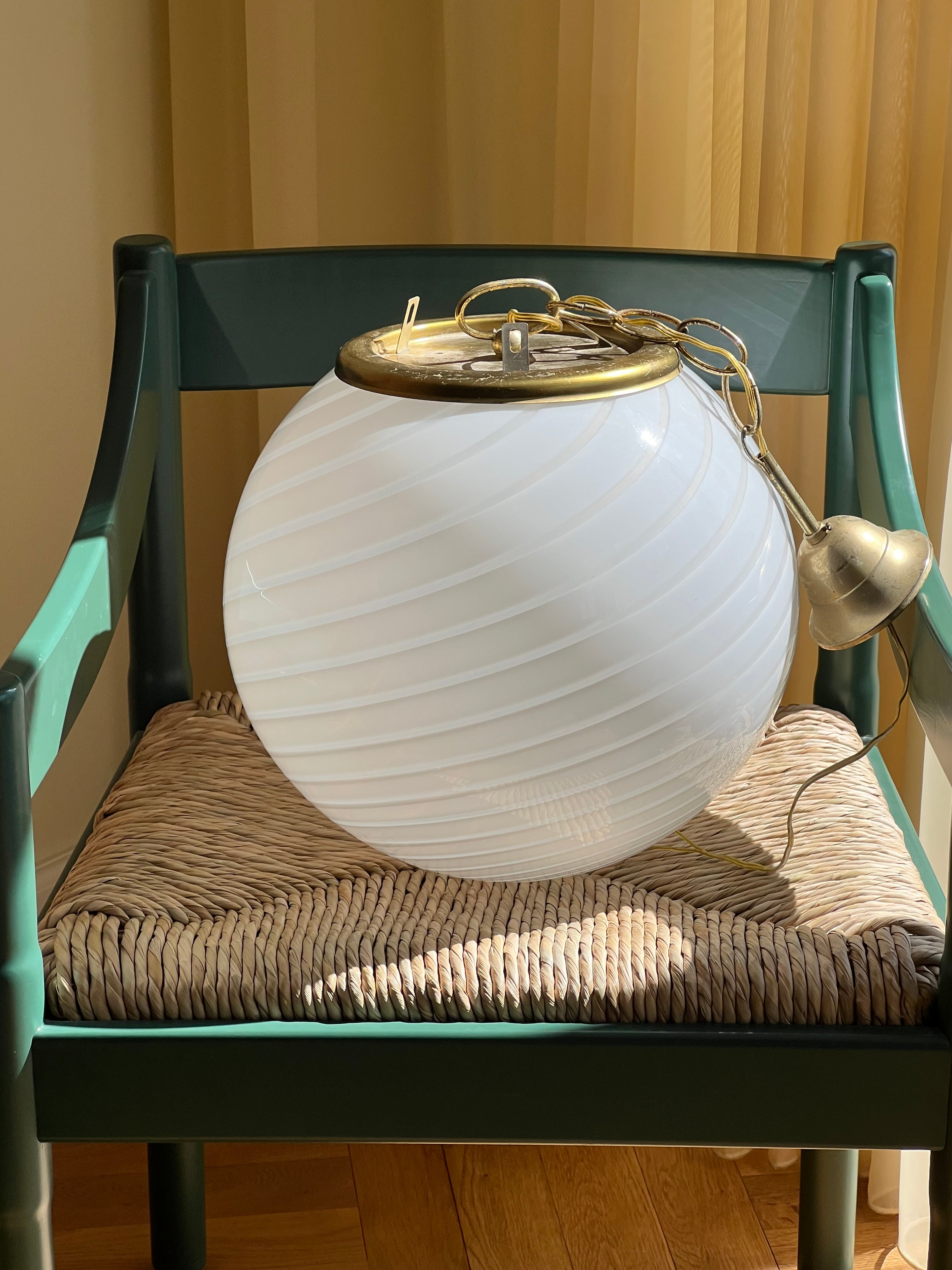 Vintage murano swirl pendel loftslampe | Hvid med messing, Ø34 cm Murano