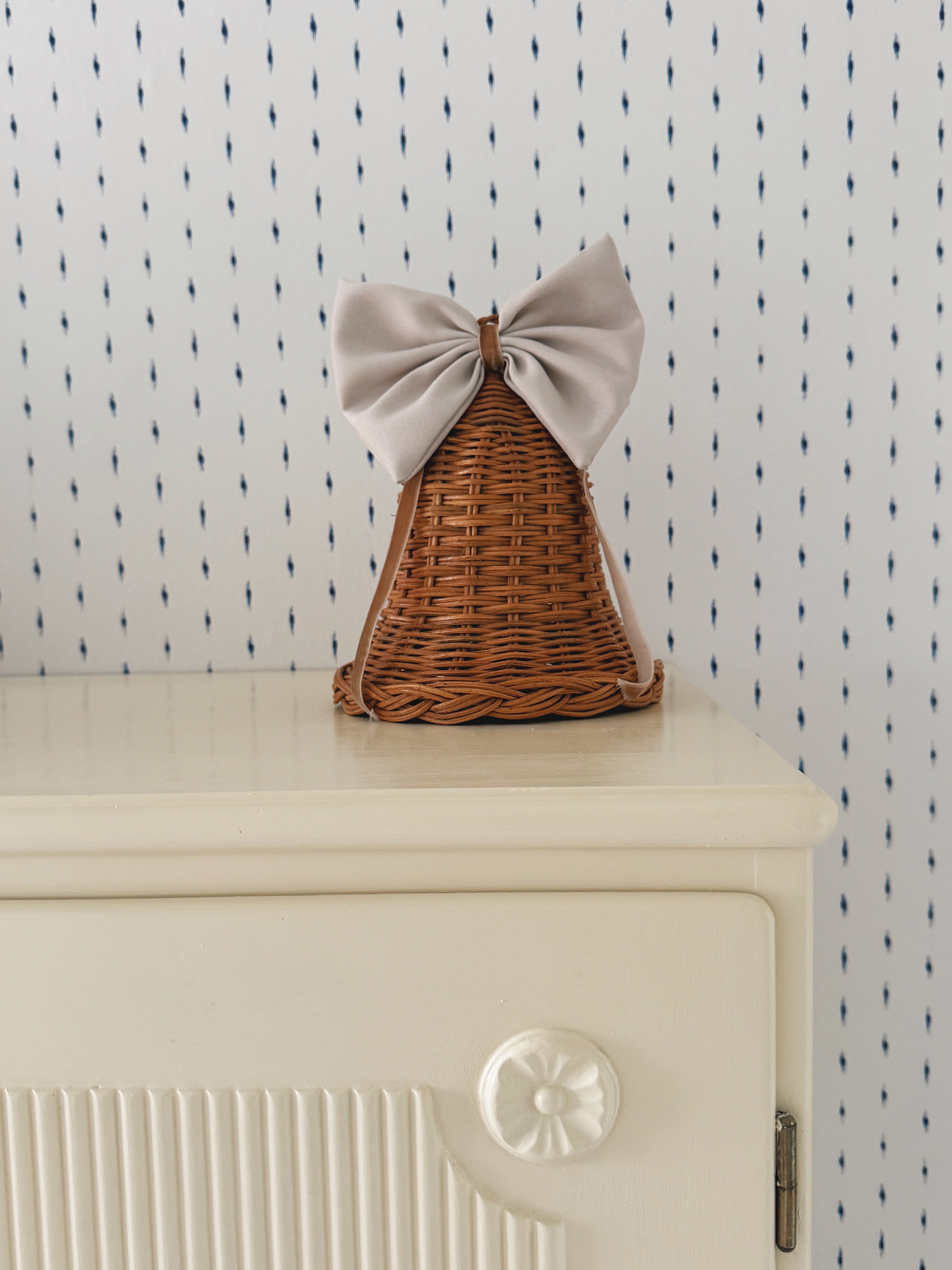 Stående Rattan Juleklokke med Lys Sløjfe | 15,5 x 15,5 cm Studio Hafnia