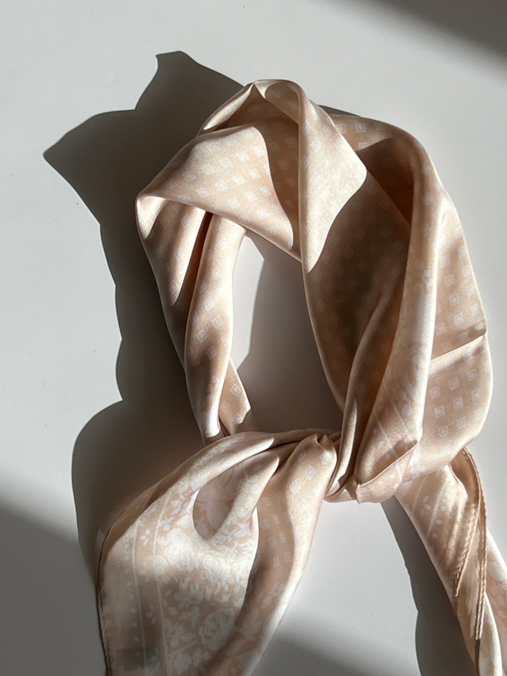 Tørklæde med Beige/Hvid mønster | 70 x 70 cm Studio Hafnia