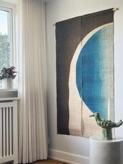 Japansk Vægtæppe i Hamp med Ophæng | Halvcirkelmotiv i Khaki & Blå | 150 × 88 cm Studio Hafnia