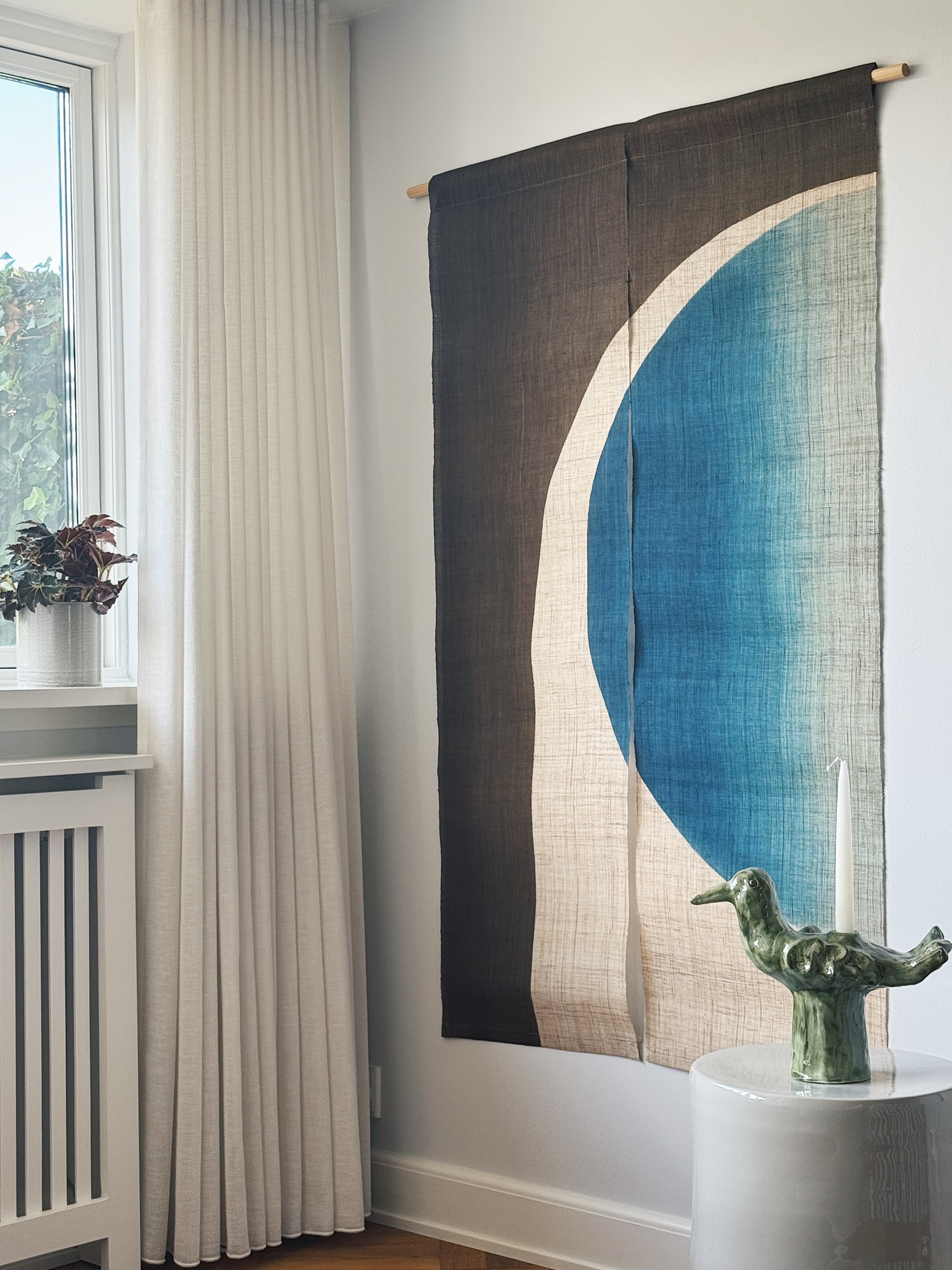 Japansk Vægtæppe i Hamp med Ophæng | Halvcirkelmotiv i Khaki & Blå | 150 × 88 cm Studio Hafnia