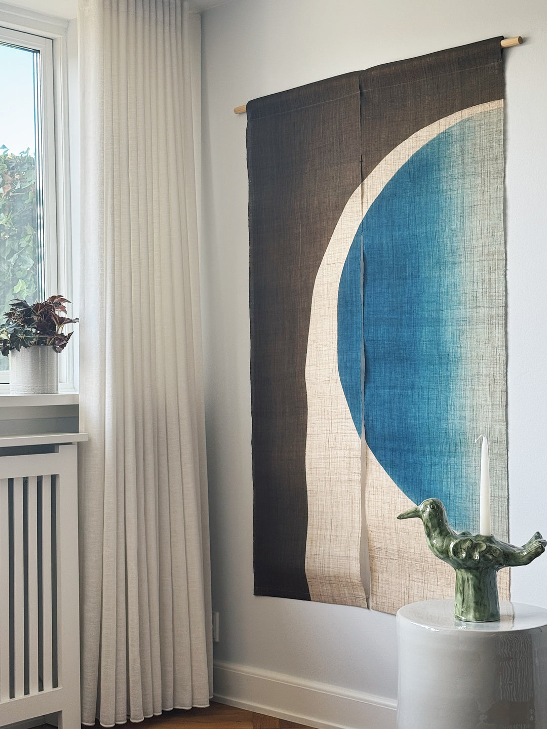 Japansk Vægtæppe i Hamp med Ophæng | Halvcirkelmotiv i Khaki & Blå | 150 × 88 cm Studio Hafnia
