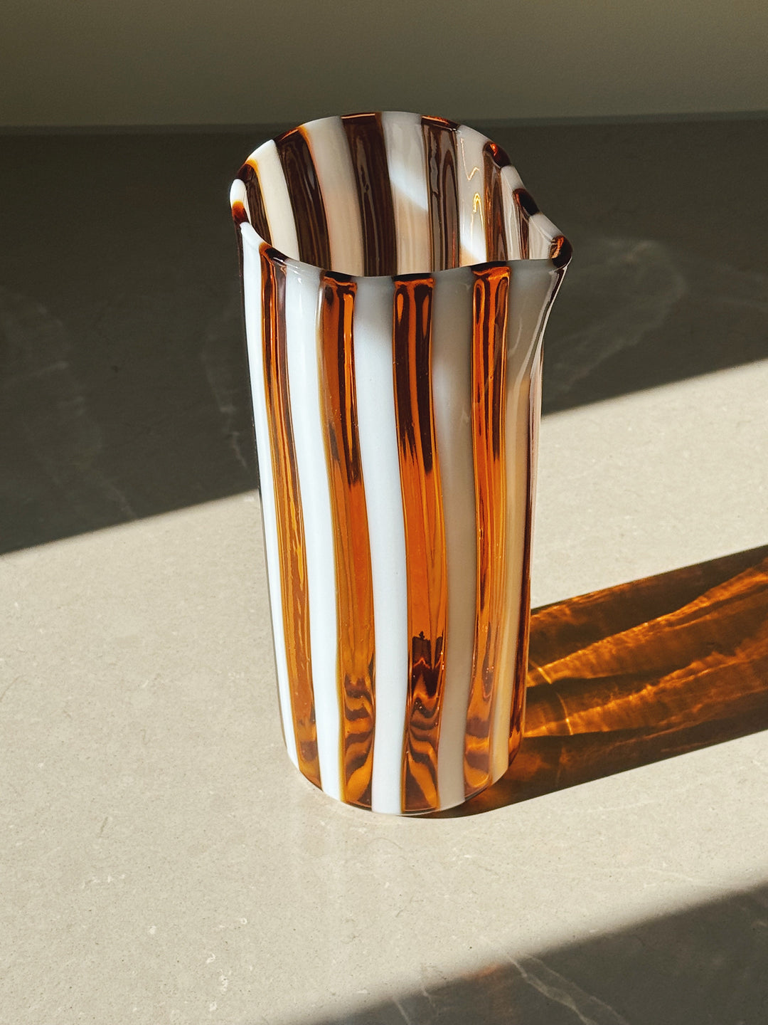 Håndblæst Murano Karaffel i Gio Ponti-stil – Lys Saltkaramel m. Hvide Striber Studio Hafnia