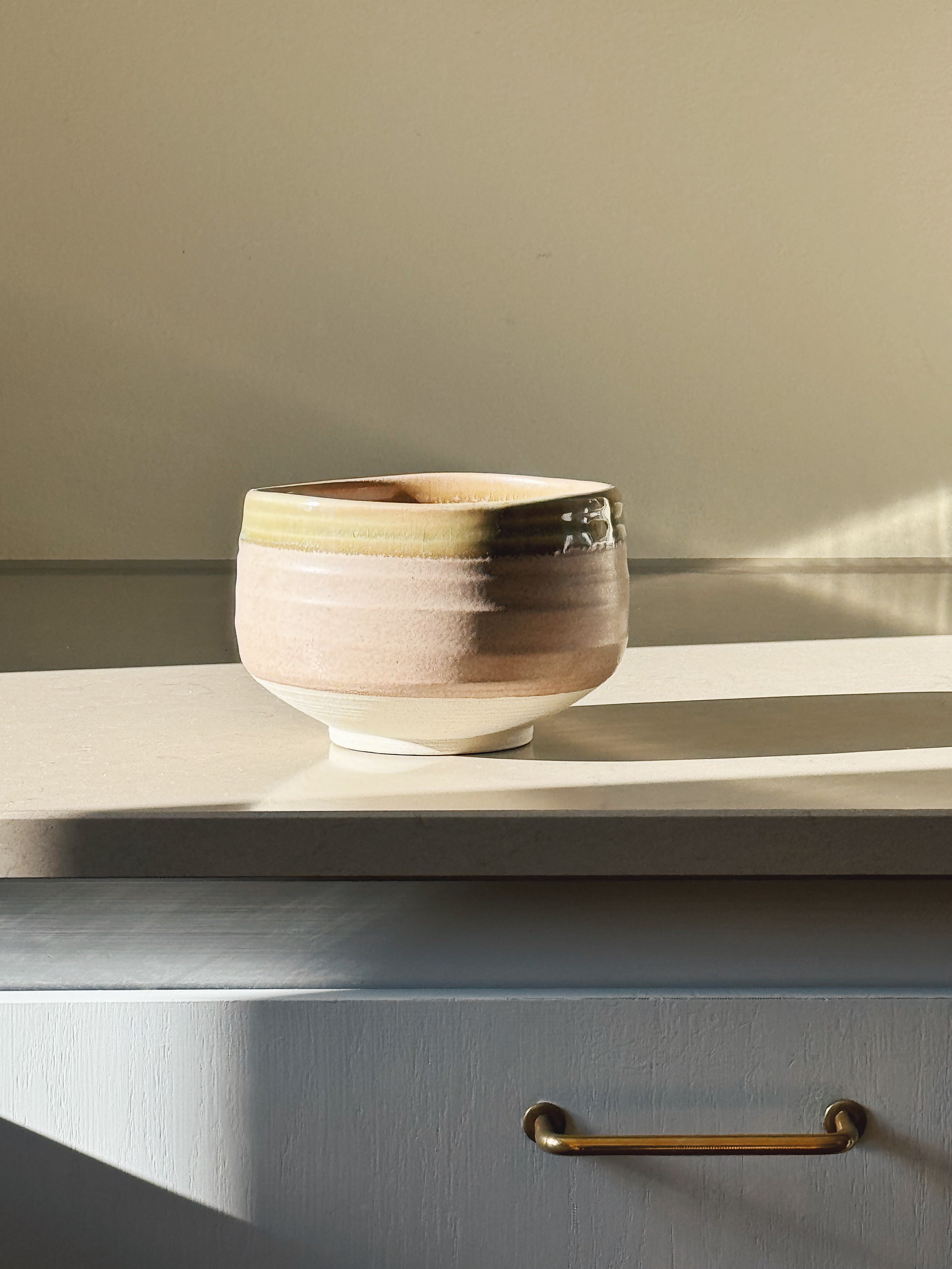 Matcha skål i rosa og olivengrøn keramik – håndlavet i Japan Studio Hafnia
