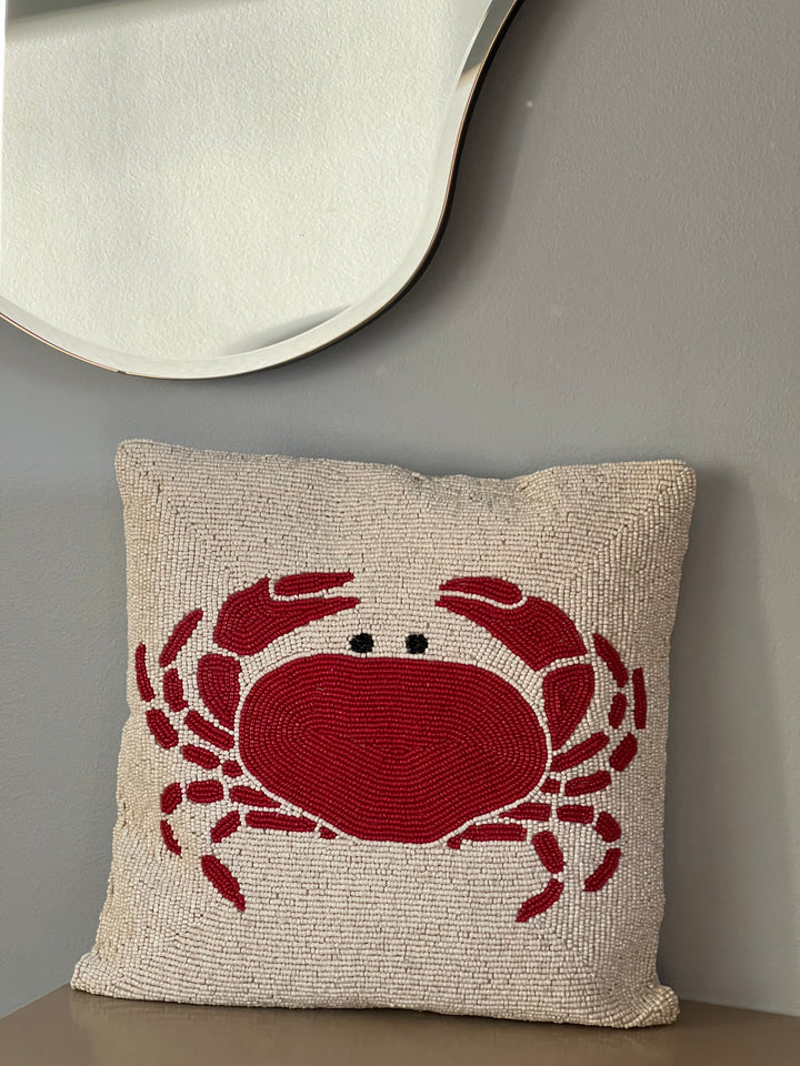 Pude med perler og rød krabbe | 35 x 35 cm STUDIO HAFNIA
