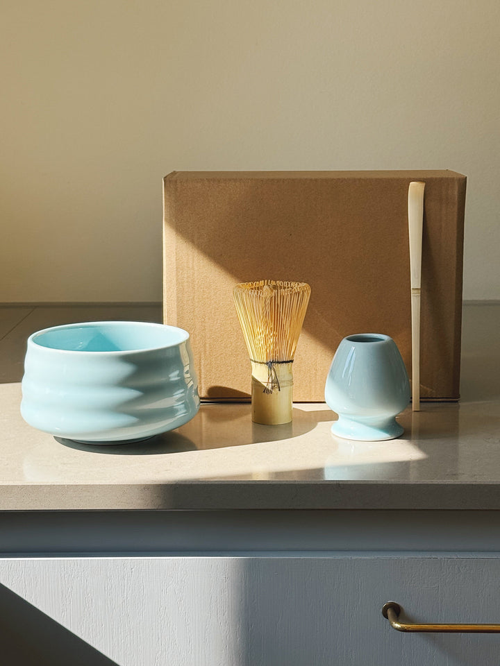 Matcha-sæt med skål, ske, piskeris og holder – lyseblå glaseret keramik Studio Hafnia