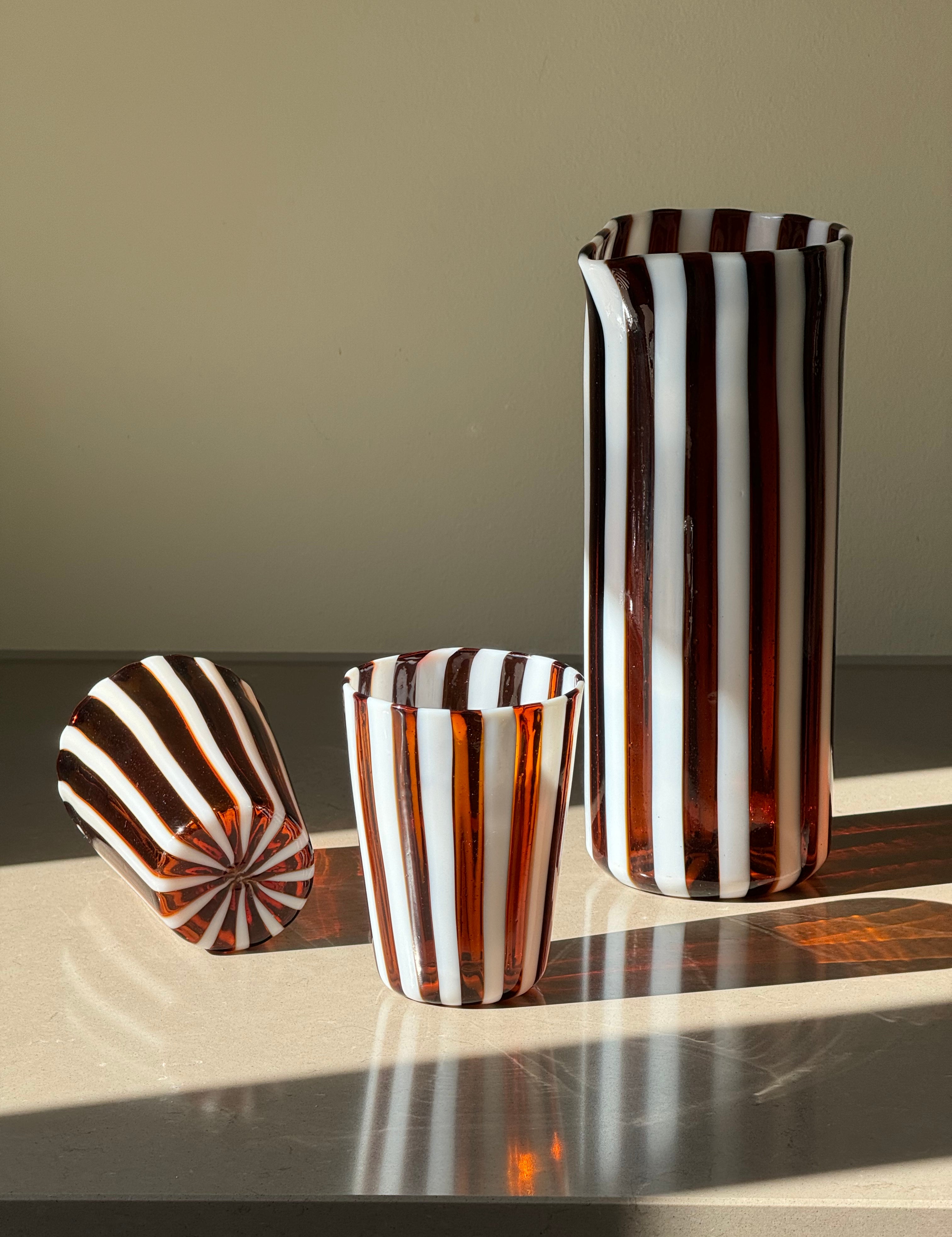 Håndblæst Murano Karaffel i glas i Gio Ponti Stil med Saltkaramel og Hvide Striber Murano