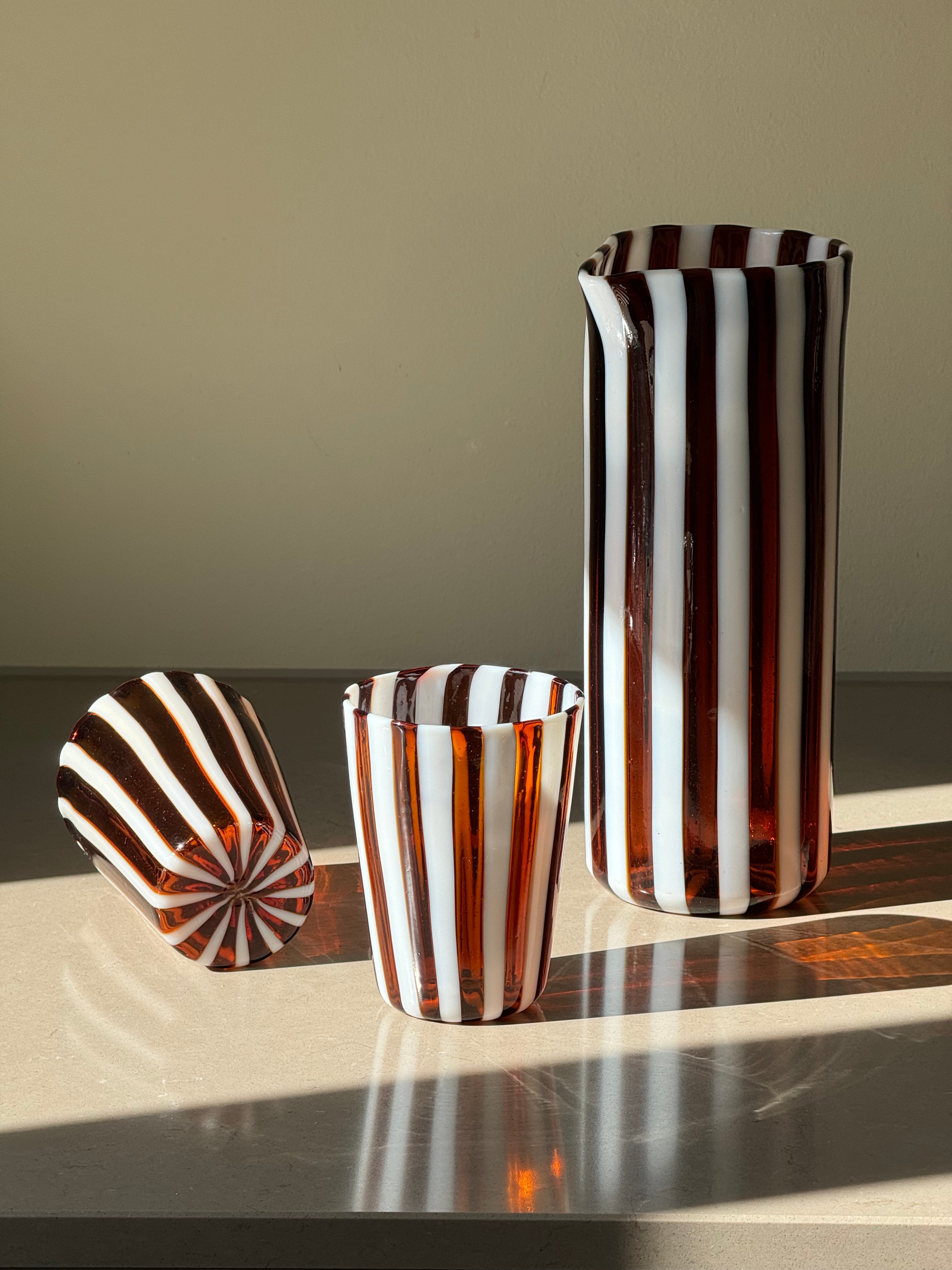 Håndblæst Murano Karaffel i glas i Gio Ponti Stil med Saltkaramel og Hvide Striber Murano