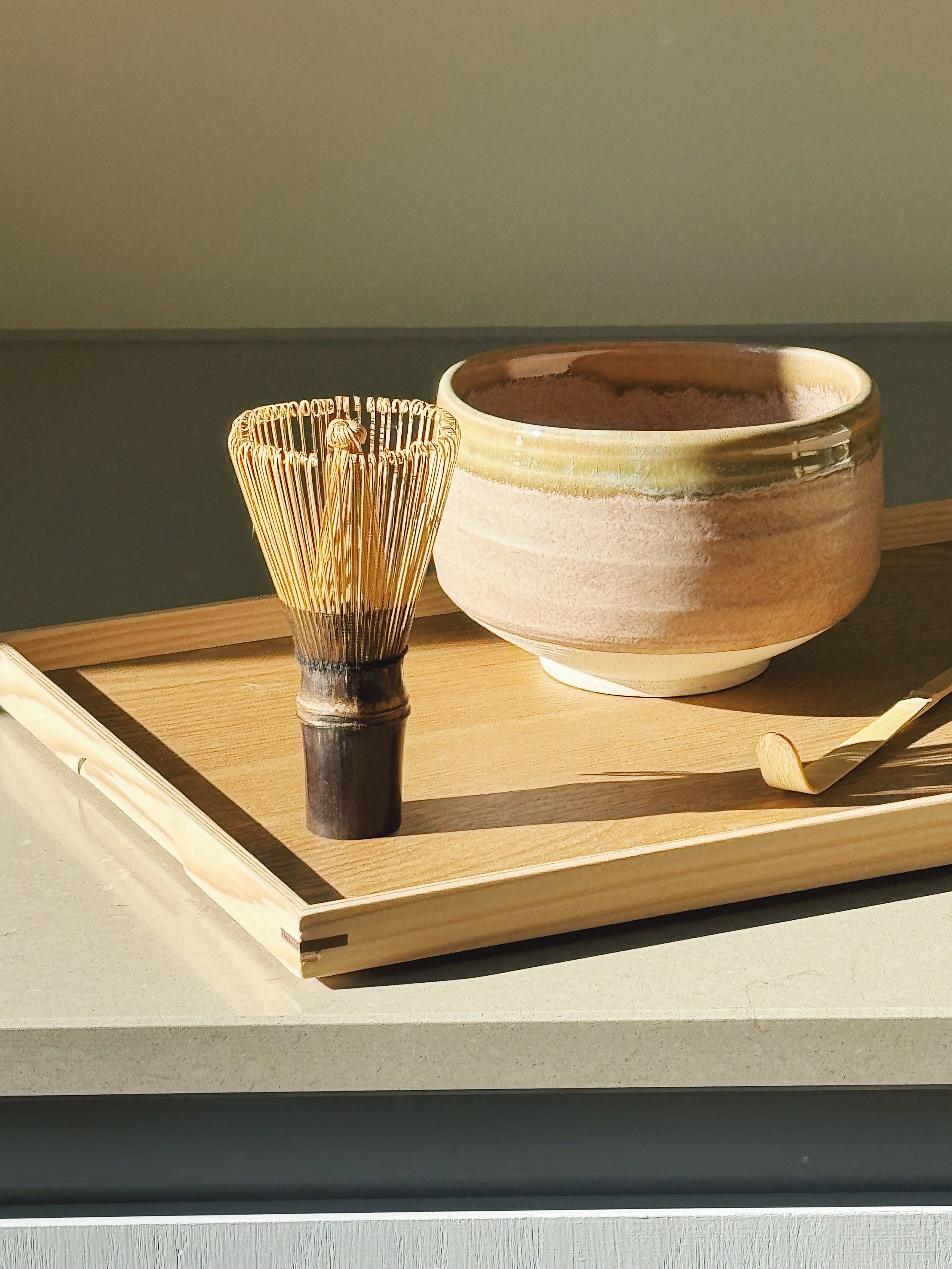 Matcha skål i rosa og olivengrøn keramik – håndlavet i Japan Studio Hafnia