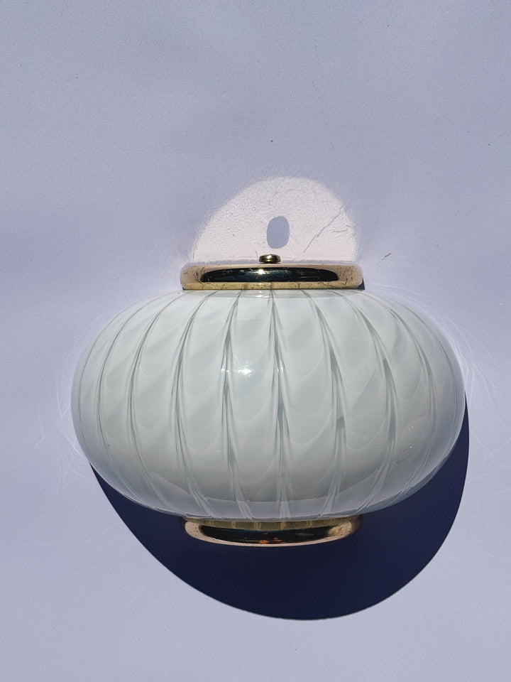 Vintage Murano væglampe | Hvidt swirlglas & messingbeslag Studio Hafnia