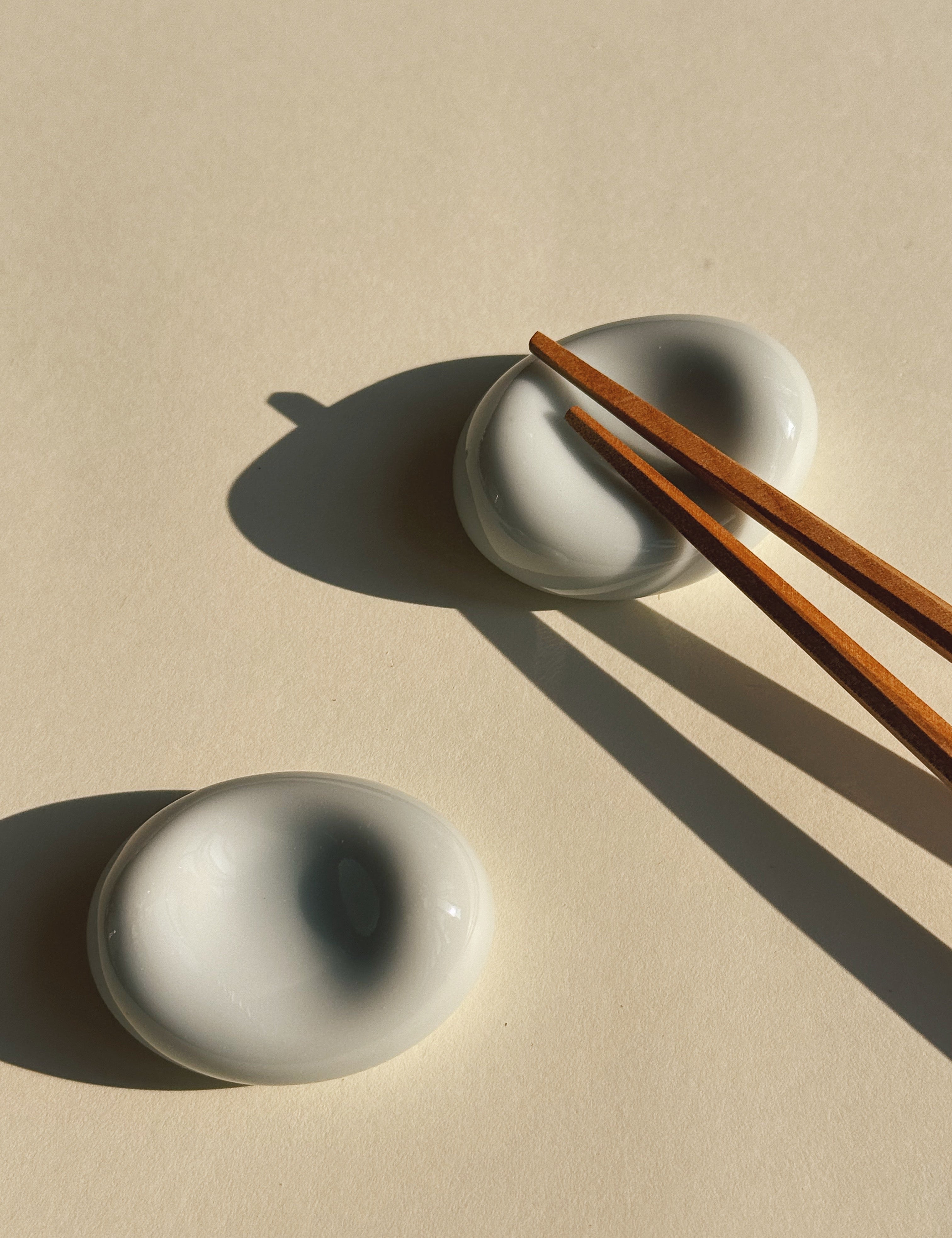Spisepindeholder i Lyseblå Porcelæn | 4,2 cm – Mino Ware fra Japan Studio Hafnia