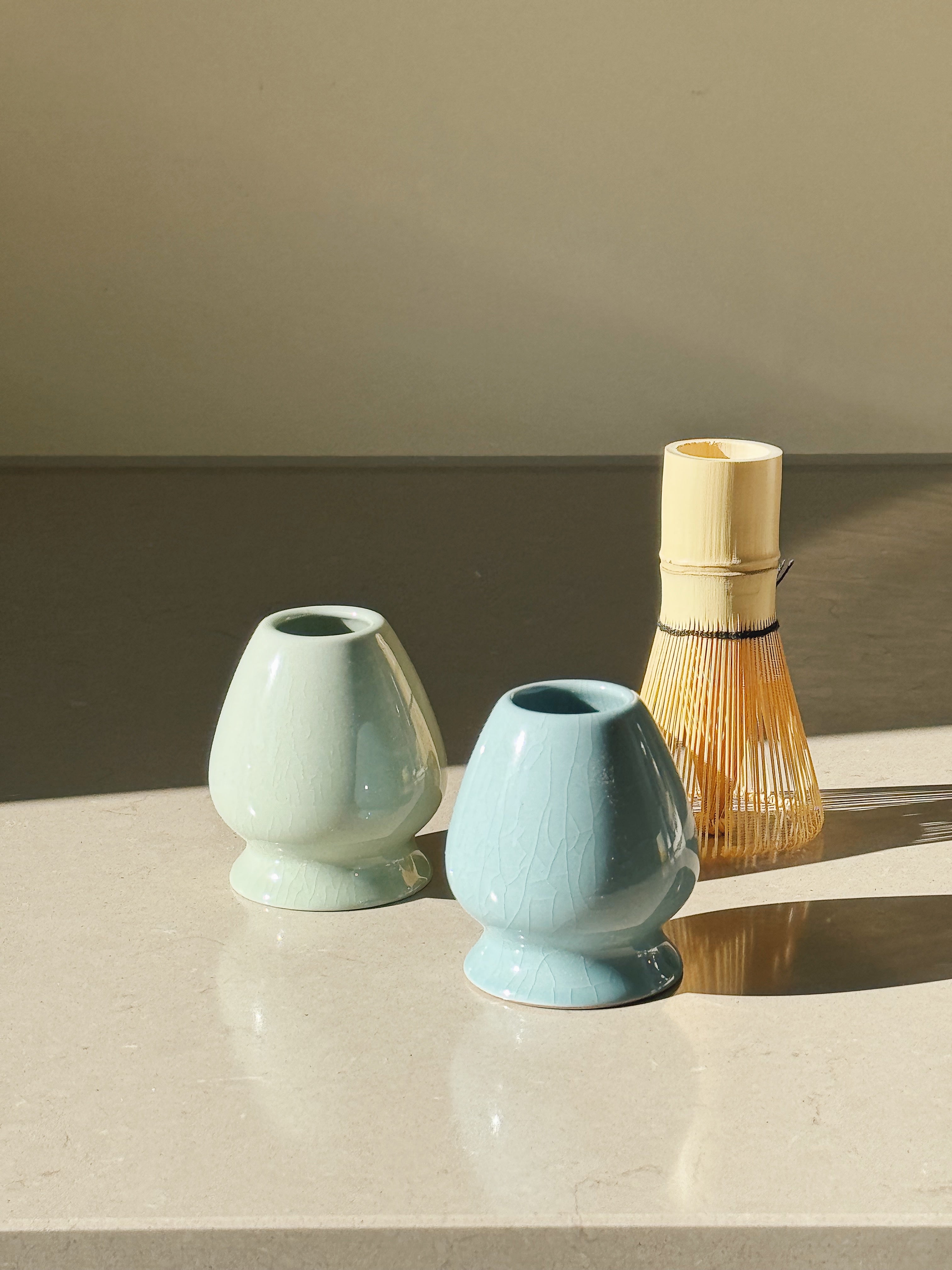 Matcha Holder med lyseblå eller lysegrøn glasur Studio Hafnia
