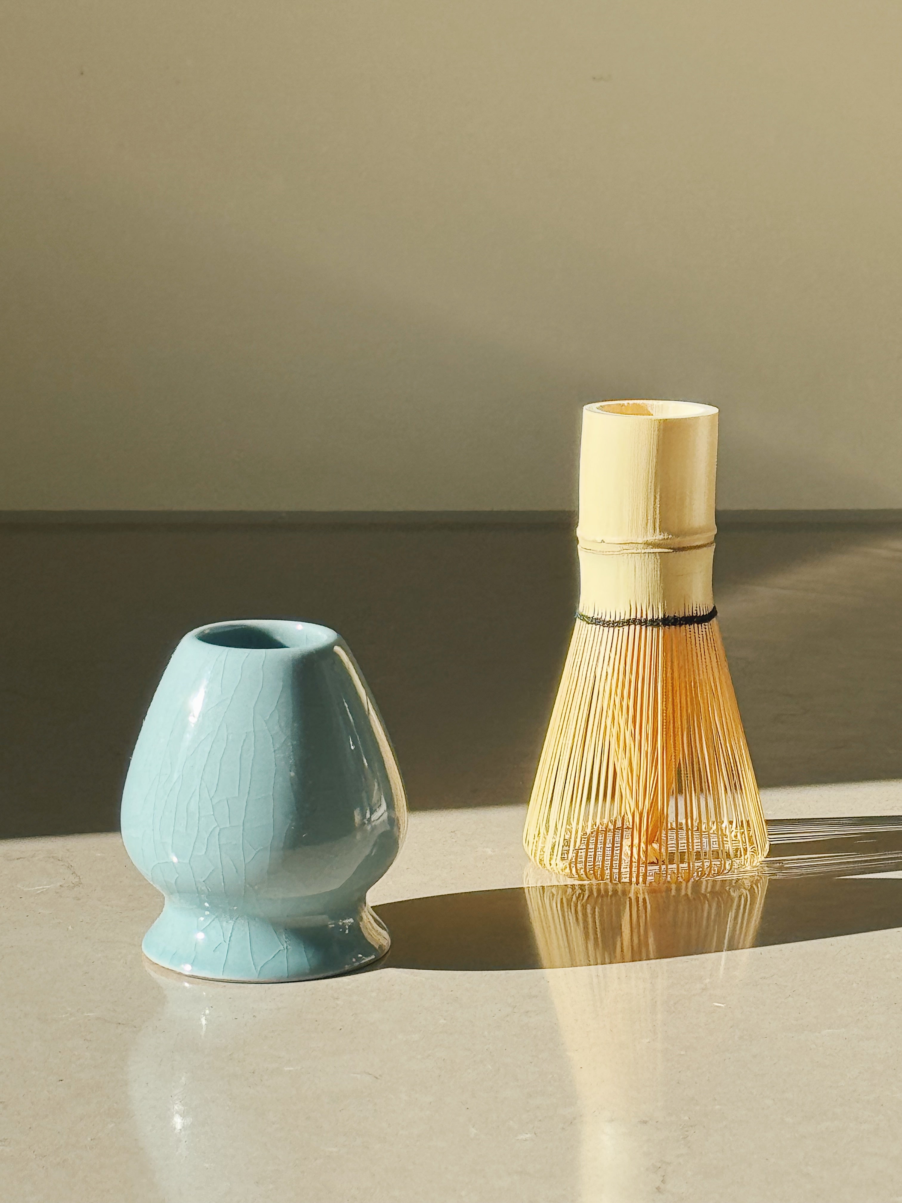 Matcha Holder med lyseblå eller lysegrøn glasur Studio Hafnia