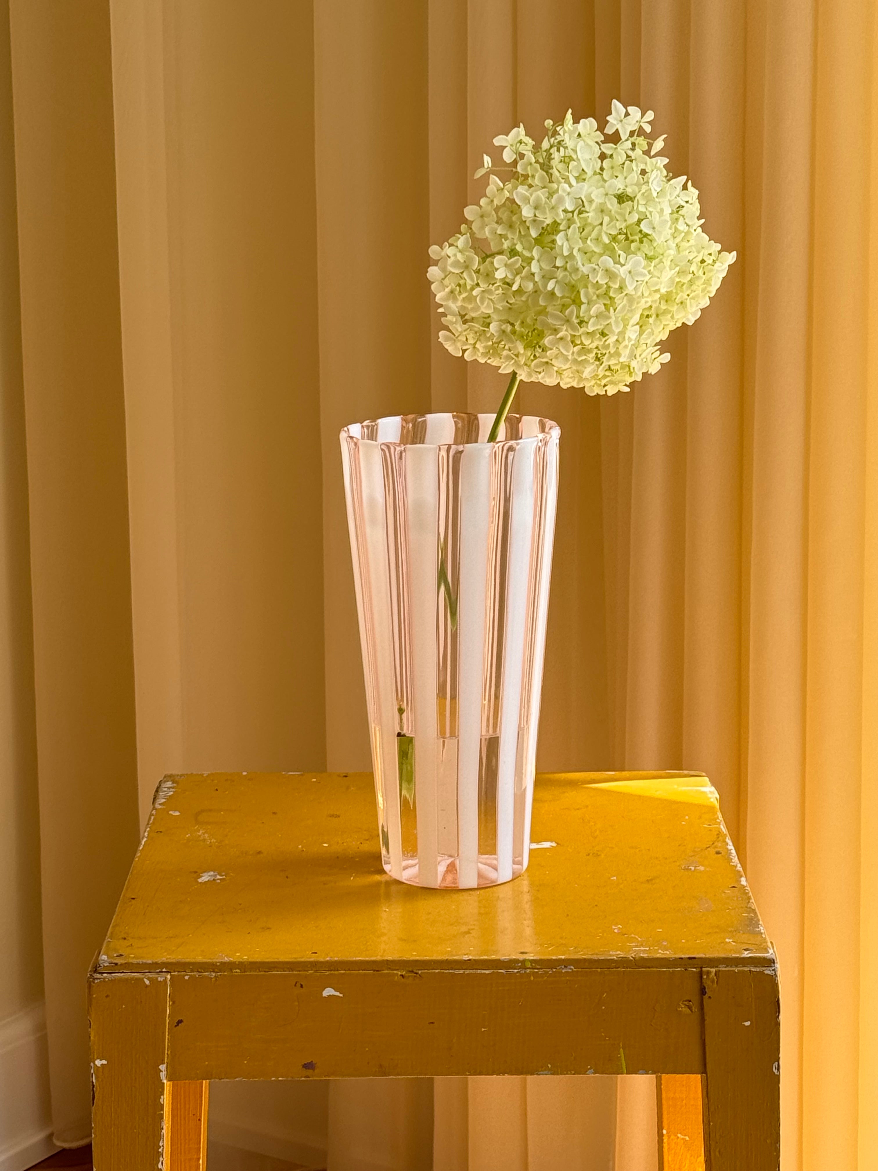 Mundblæst Murano Vase i Glas | Opal Hvid og Lys Pink Striber Murano