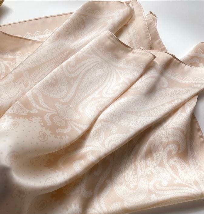 Tørklæde med Beige/Hvid mønster | 70 x 70 cm Studio Hafnia