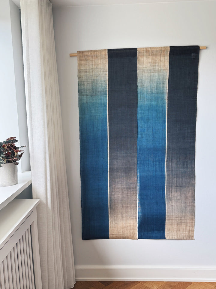 Japansk Vægtæppe i Hamp med Ophæng | Stribet i Blå & Natur | 150 × 88 cm  STUDIO HAFNIA