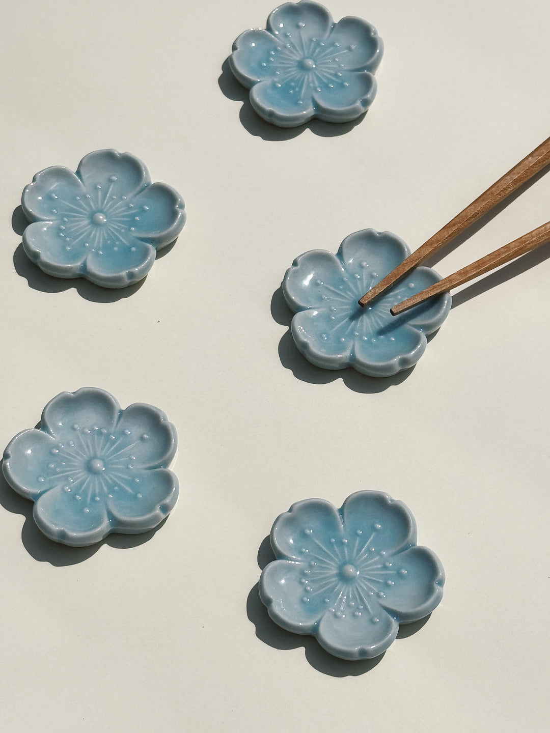Spisepindholder i keramik | Lyseblå blomsterform | Japan STUDIO HAFNIA
