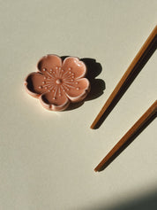 Spisepindholder i keramik | Lyserød blomsterform | Japan STUDIO HAFNIA