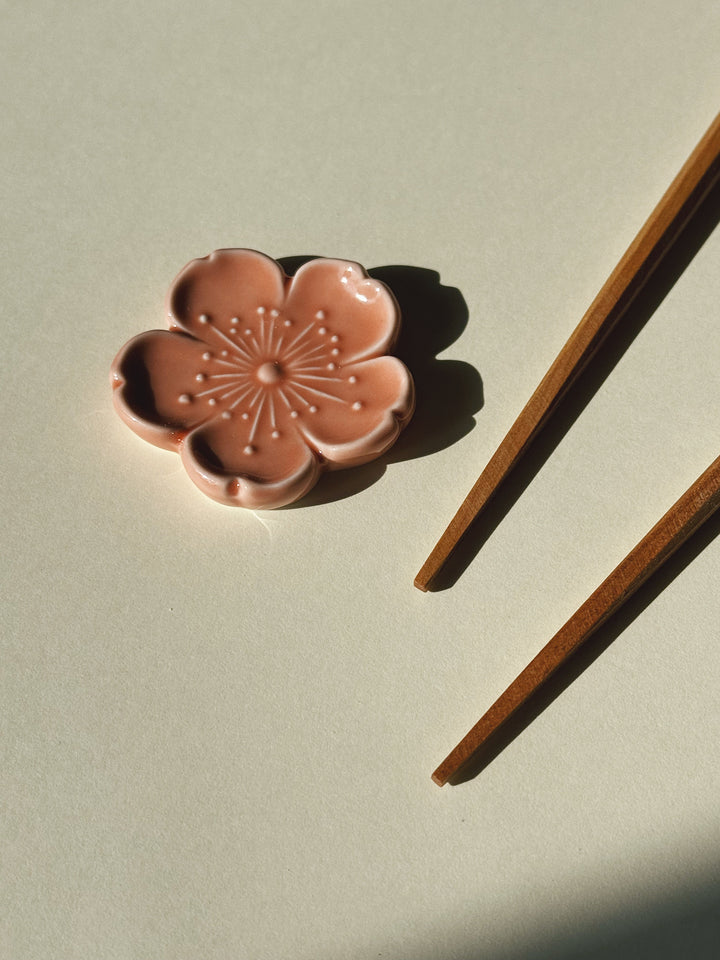 Spisepindholder i keramik | Lyserød blomsterform | Japan STUDIO HAFNIA