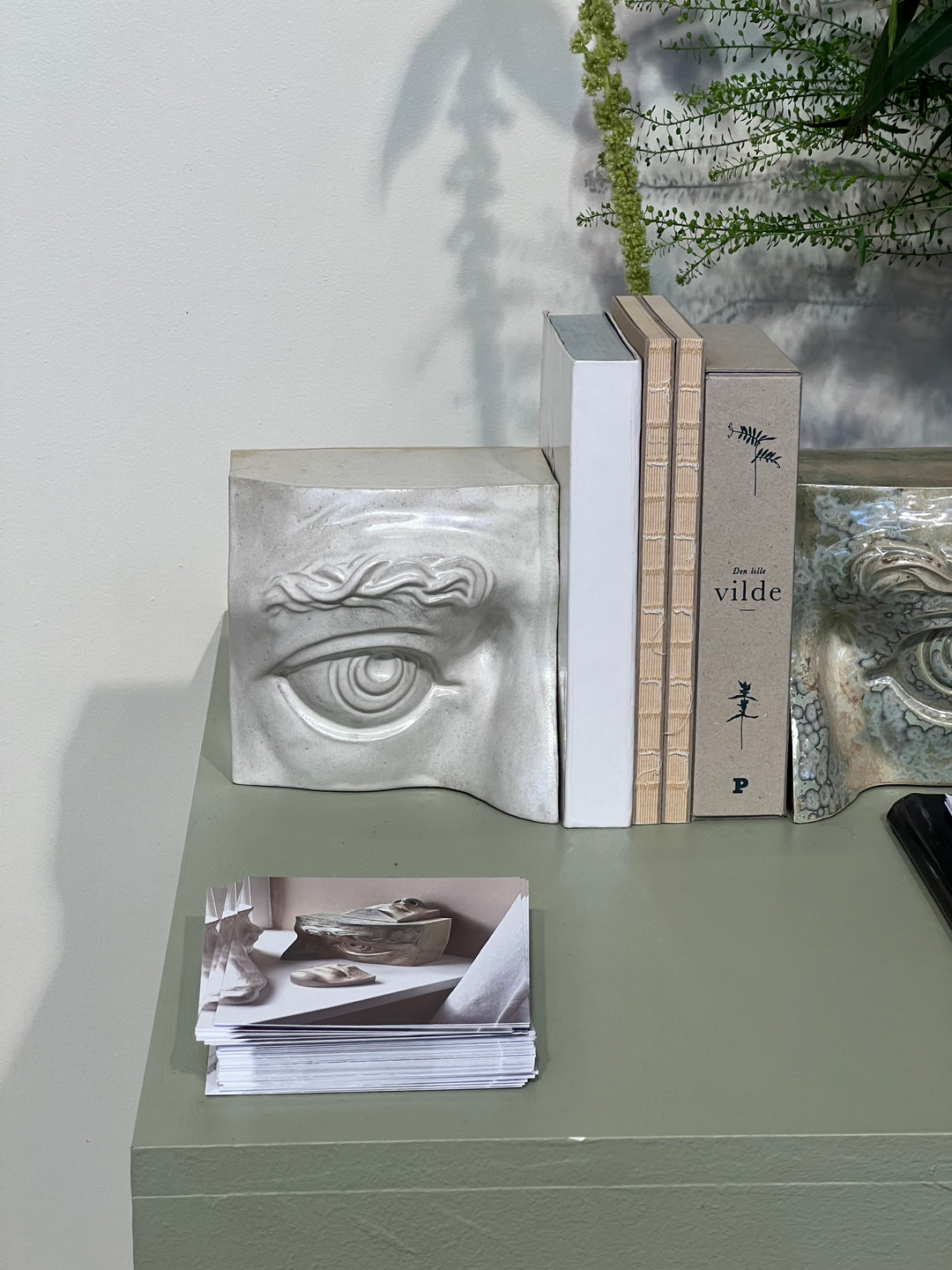 Jacob Laoru | Bookend Eye (Left): Firkantet venstre bogstøtte øje i glaseret stentøjsler i AntiqueWhite Studio Hafnia