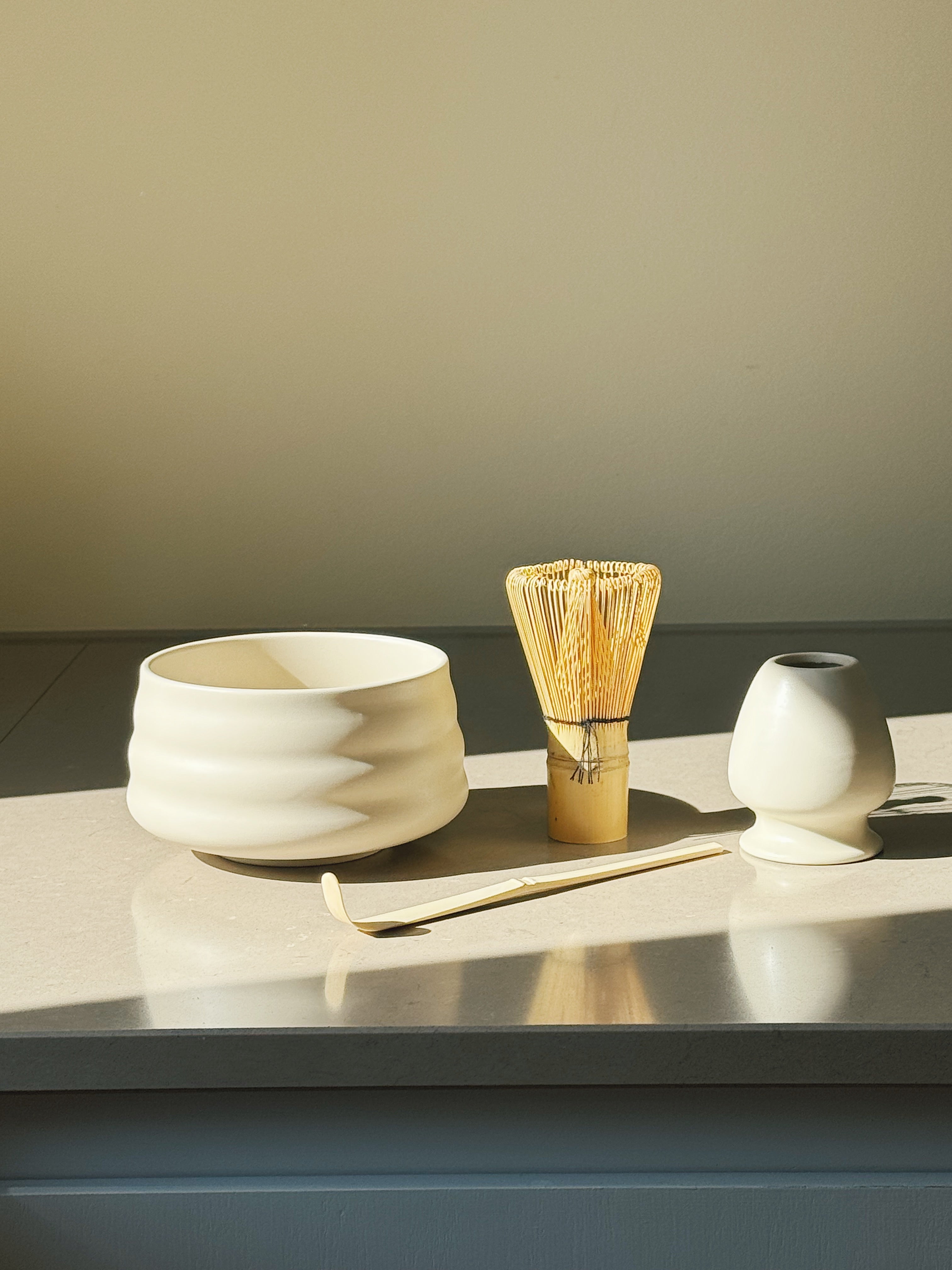 Matcha-sæt med skål, ske, piskeris og holder – mat hvid keramik Studio Hafnia
