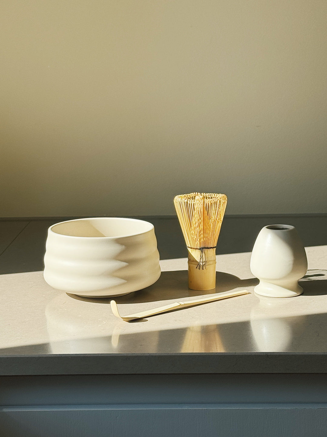 Matcha-sæt med skål, ske, piskeris og holder – mat hvid keramik Studio Hafnia