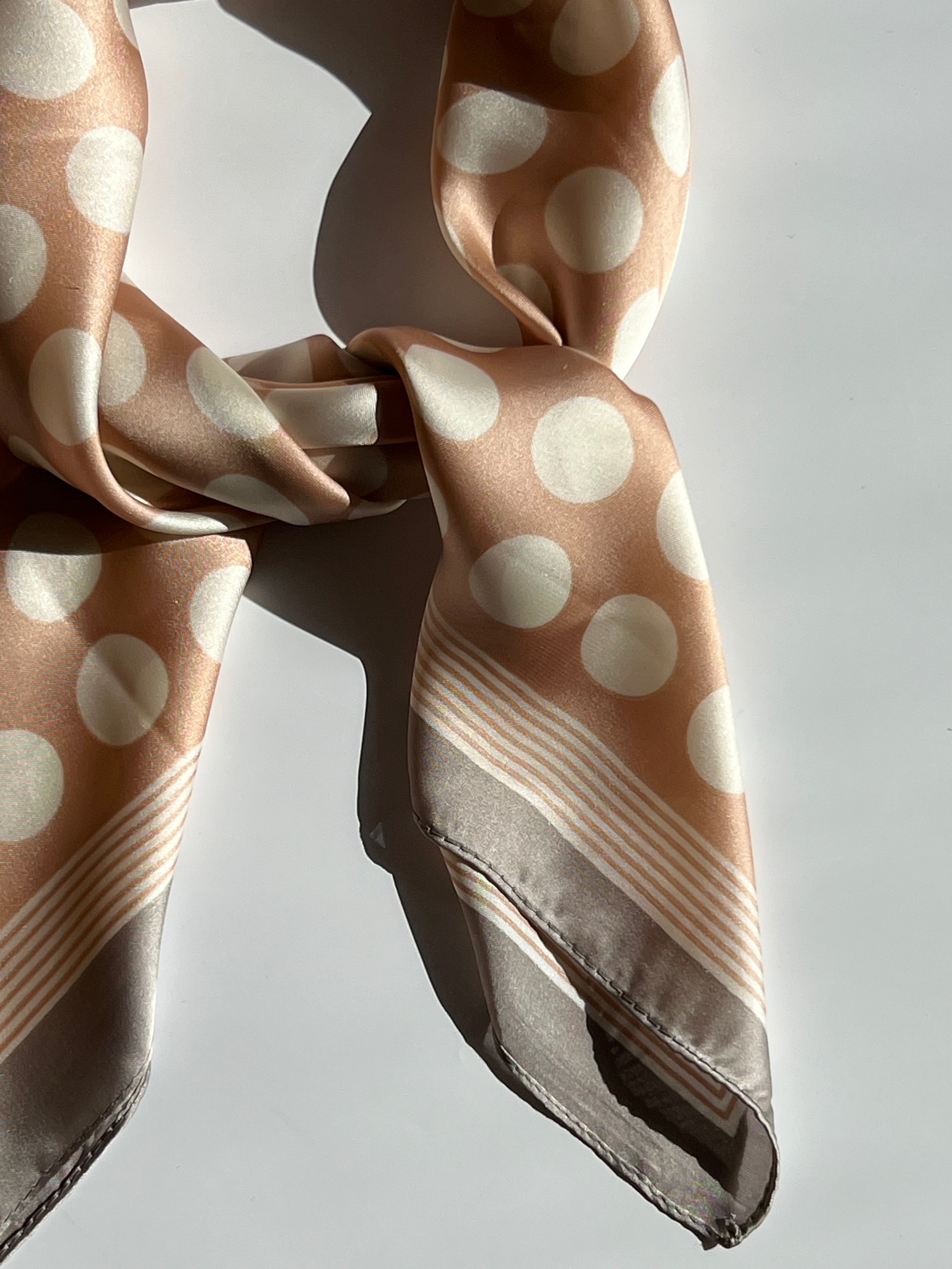 Pink Tørklæde med Hvide Prikker og Brun Kant | 70 x 70 cm Studio Hafnia