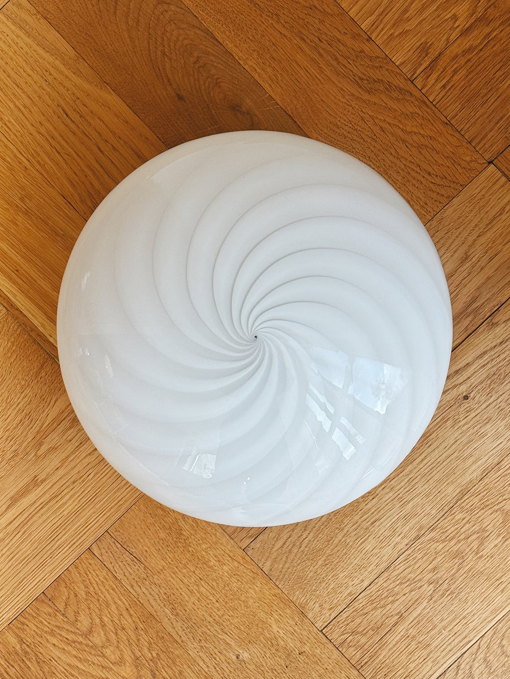 Vintage Murano plafond loftslampe/væglampe | Hvid swirl glas med messing base, Ø24 cm Murano