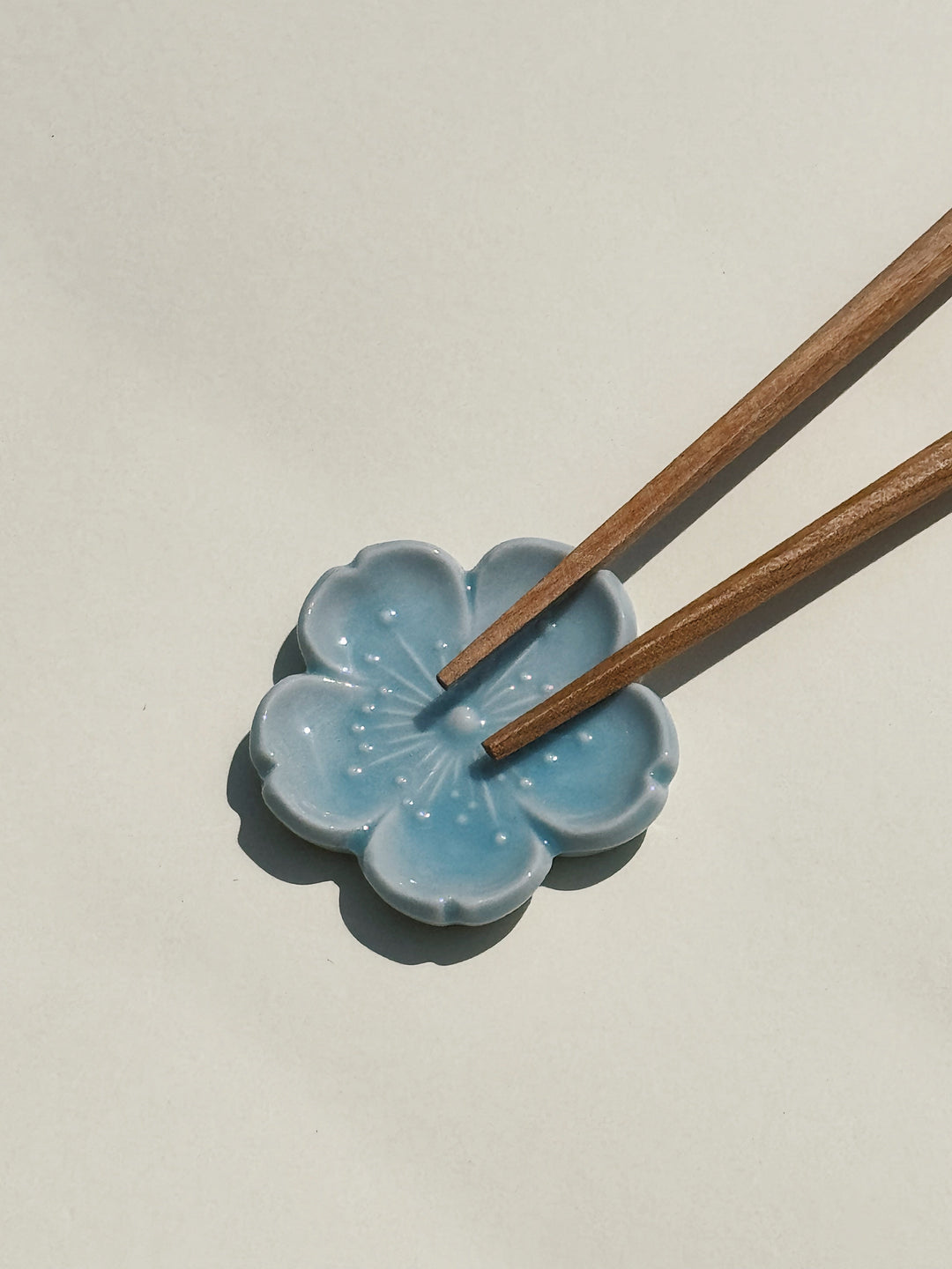 Spisepindholder i keramik | Lyseblå blomsterform | Japan STUDIO HAFNIA