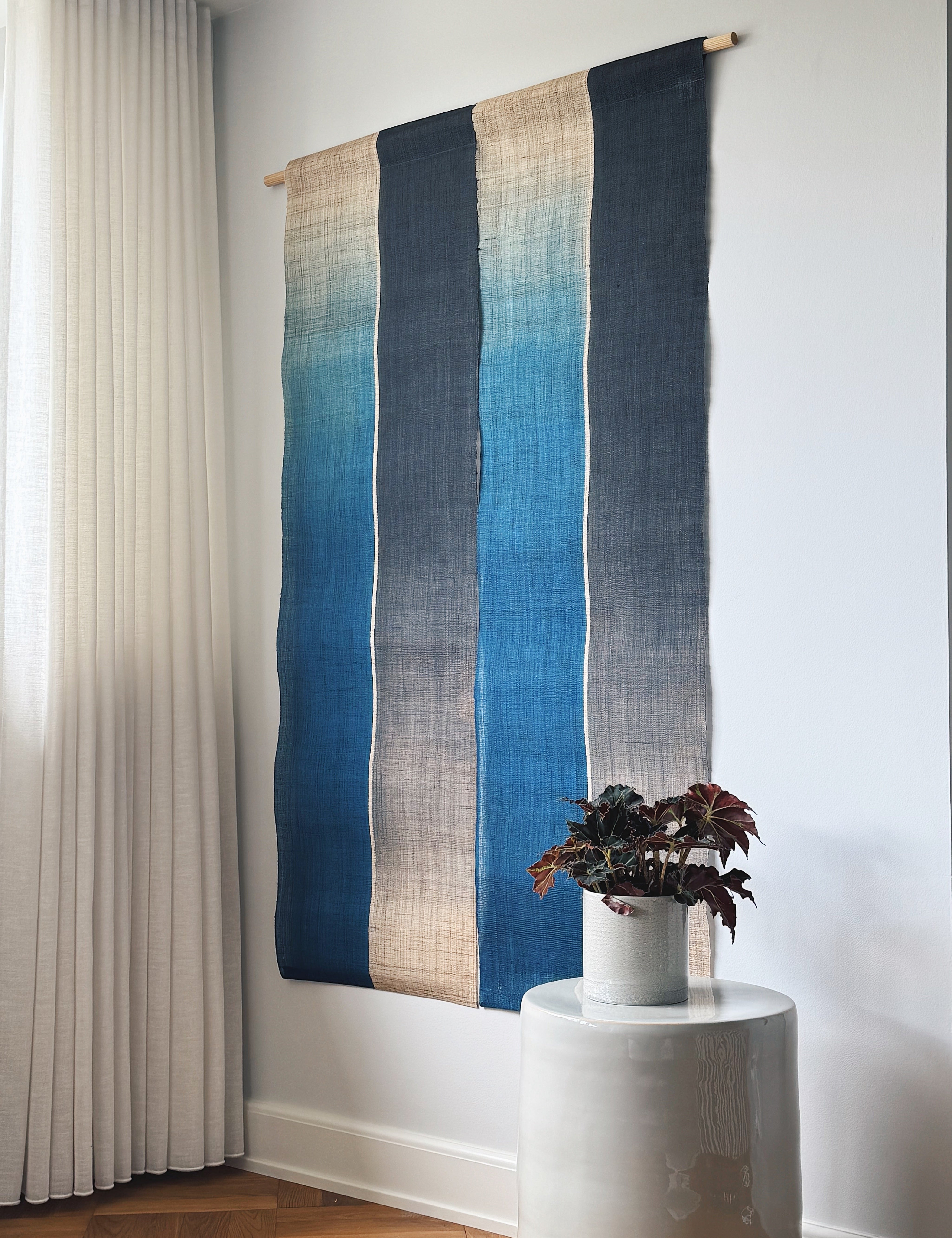 Japansk Vægtæppe i Hamp med Ophæng | Stribet i Blå & Natur | 150 × 88 cm  STUDIO HAFNIA