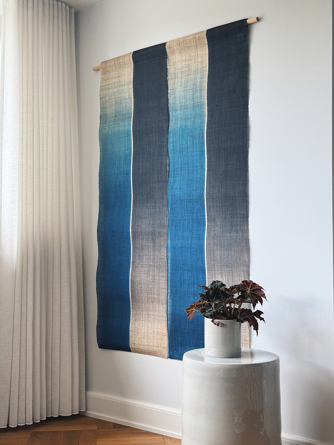 Japansk Vægtæppe i Hamp med Ophæng | Stribet i Blå & Natur | 150 × 88 cm  STUDIO HAFNIA