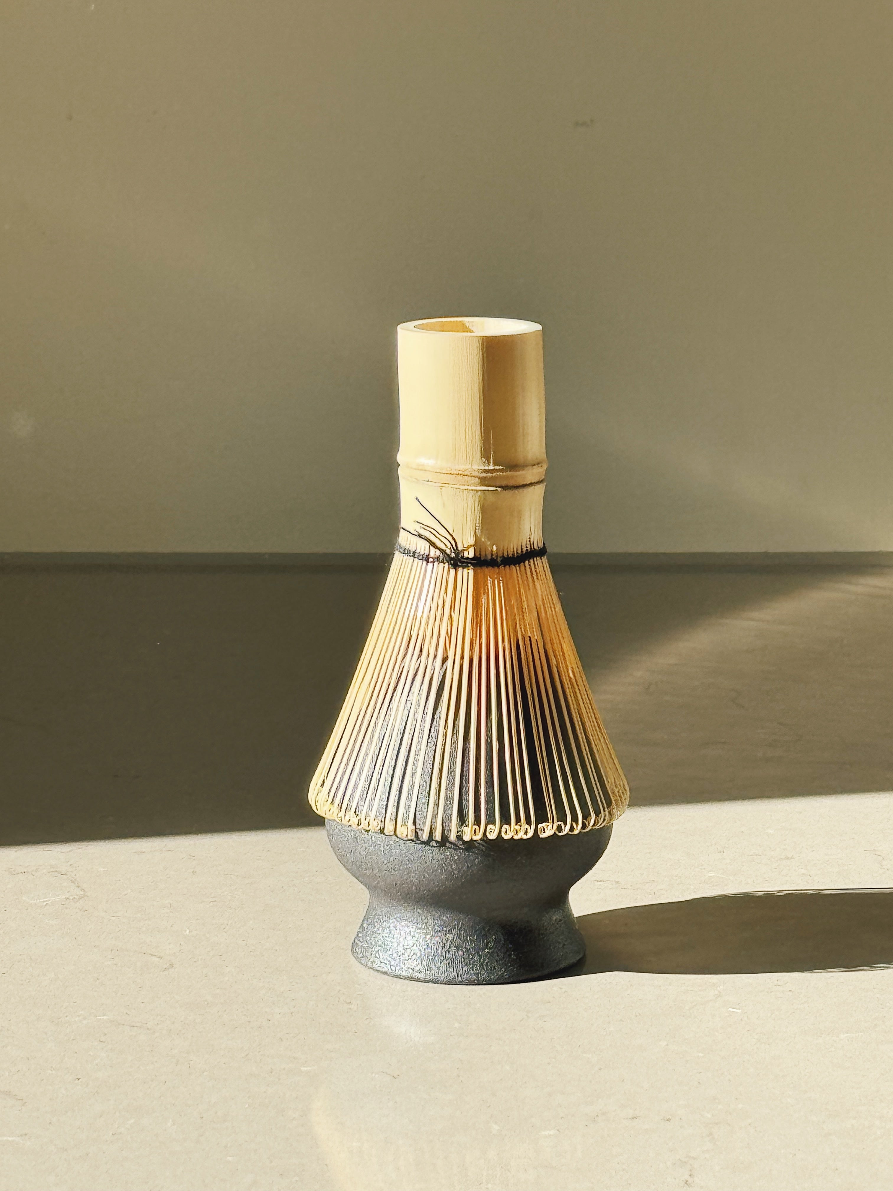 Matcha Holder i Mat Sort eller Grå/Brun Glasur Studio Hafnia