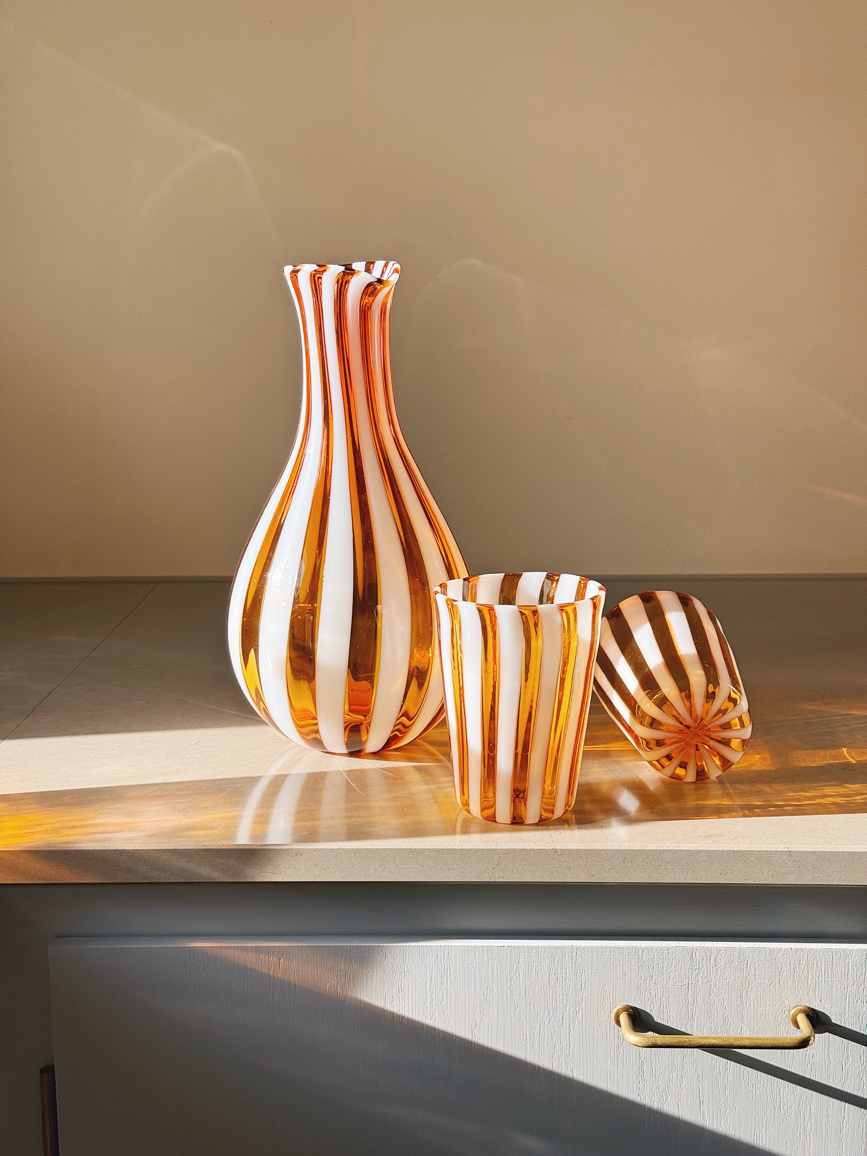 Håndblæst Murano Karaffel i glas i Gio Ponti Stil med Lys Saltkaramel og Hvide Striber Murano