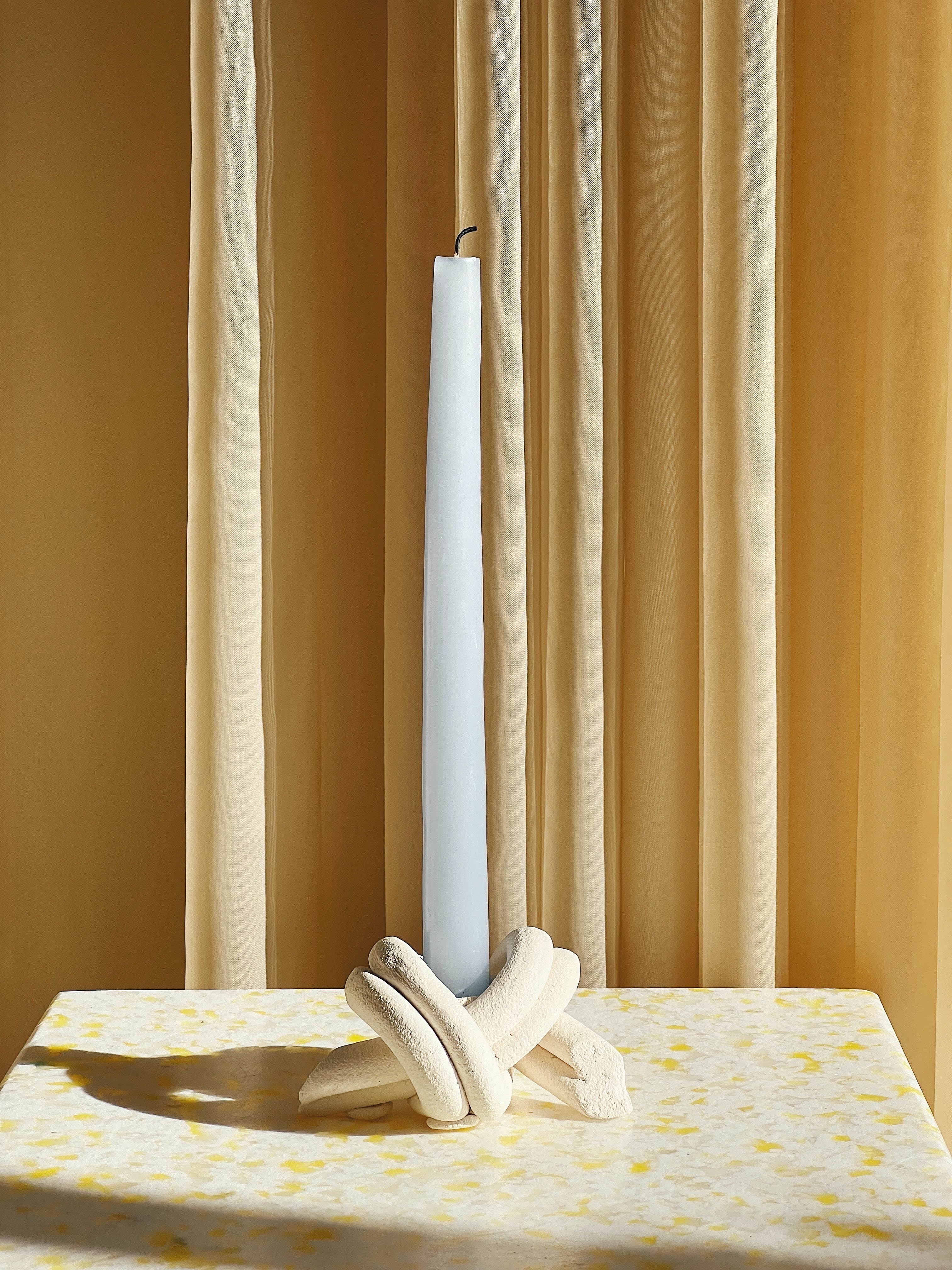 Håndlavet lysestage "Dobbelt Knut" i keramik fra Anna Wadle | Mat hvid Anna Wadle