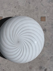 Detalje af hvidt Murano swirl-glas med spiralmønster, plafond loftslampe Ø30 cm, Studio Hafnia